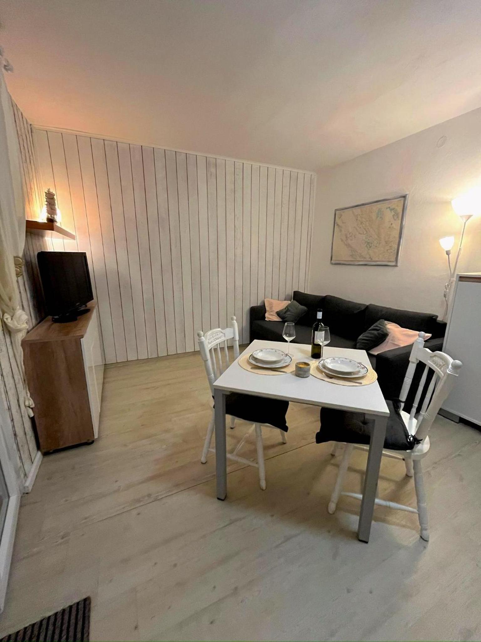 One-Bedroom Apartment photo 2