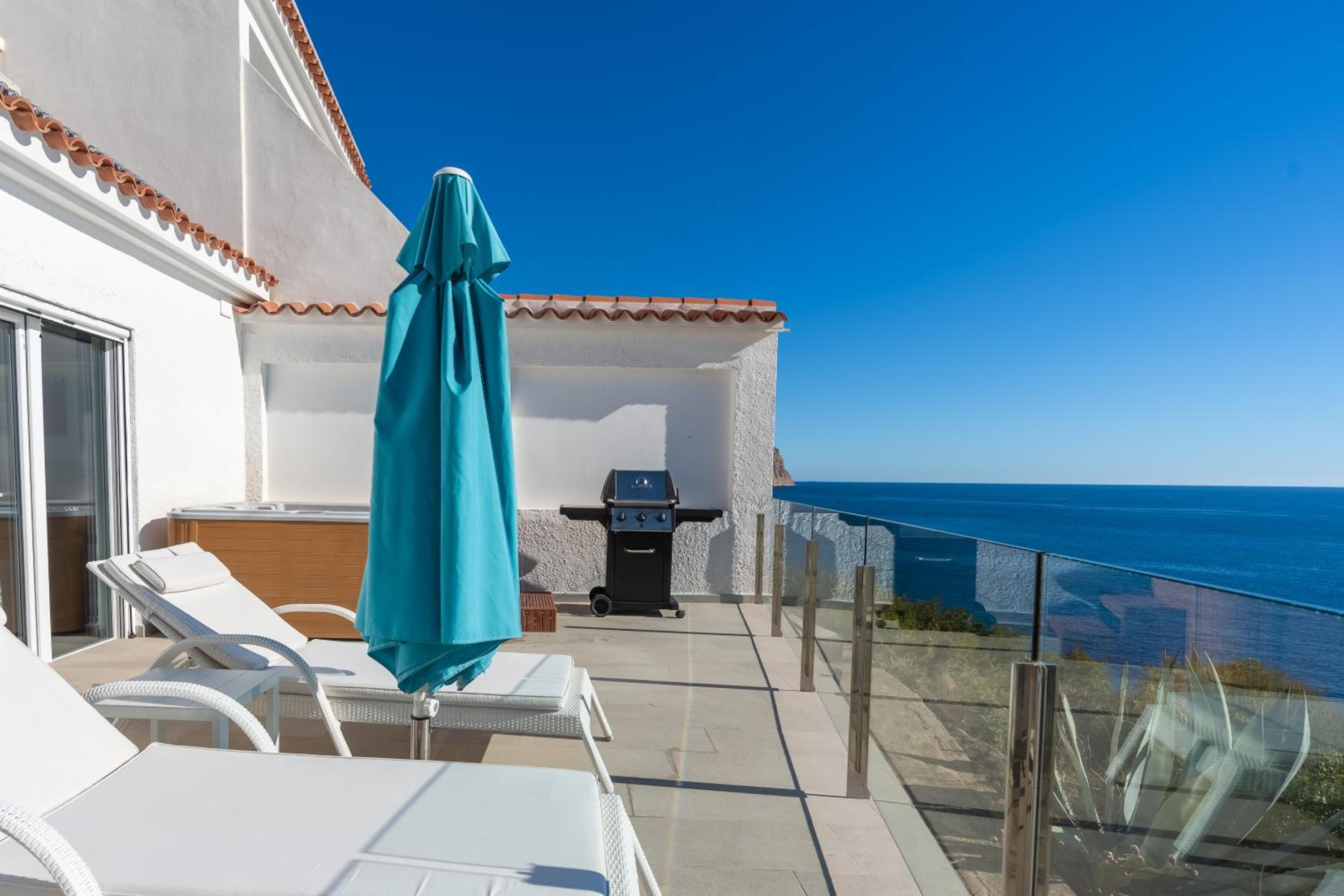 Deluxe Bungalow with Sea View - Photo 16
