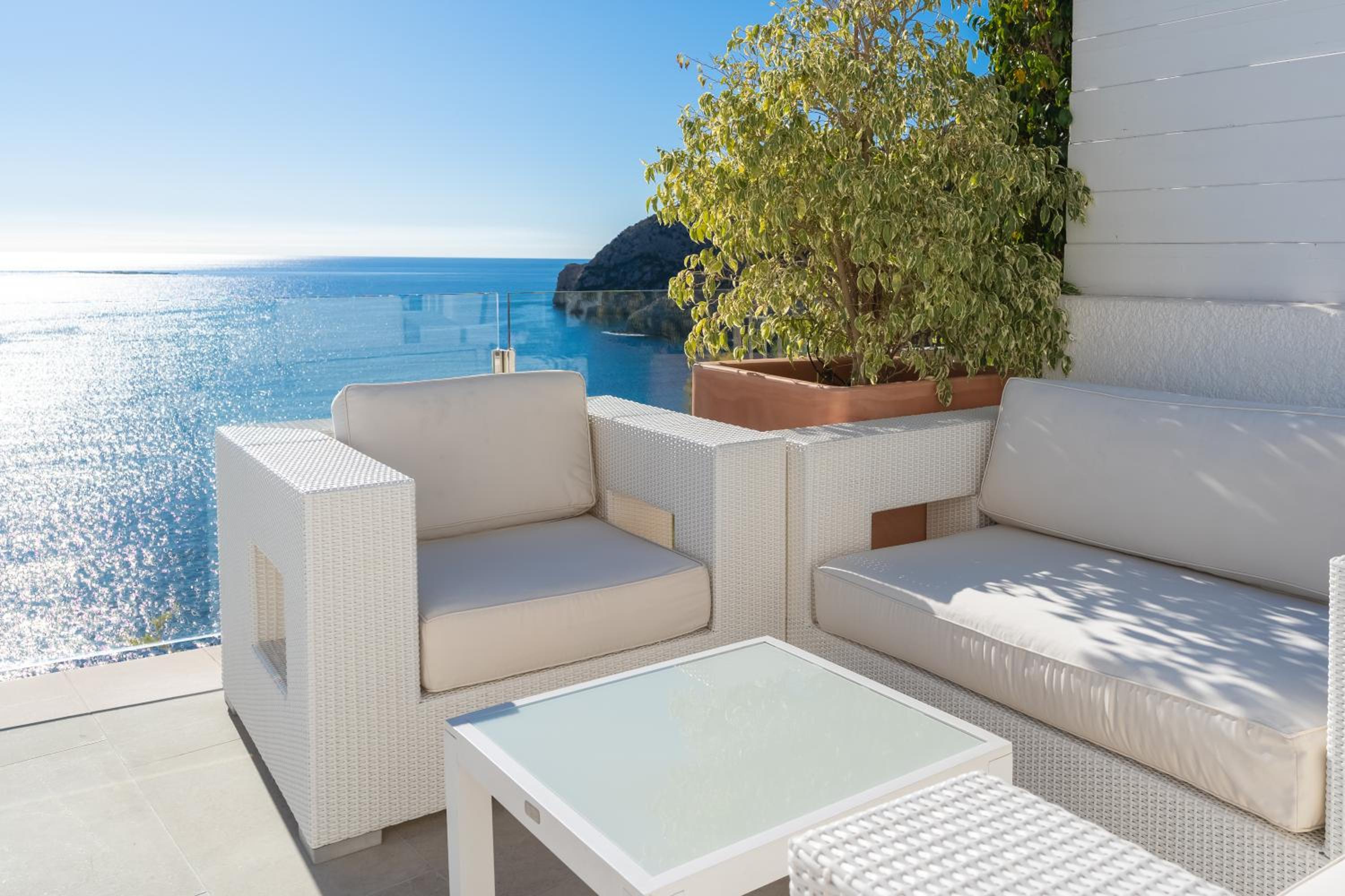 Deluxe Bungalow with Sea View - Photo 4
