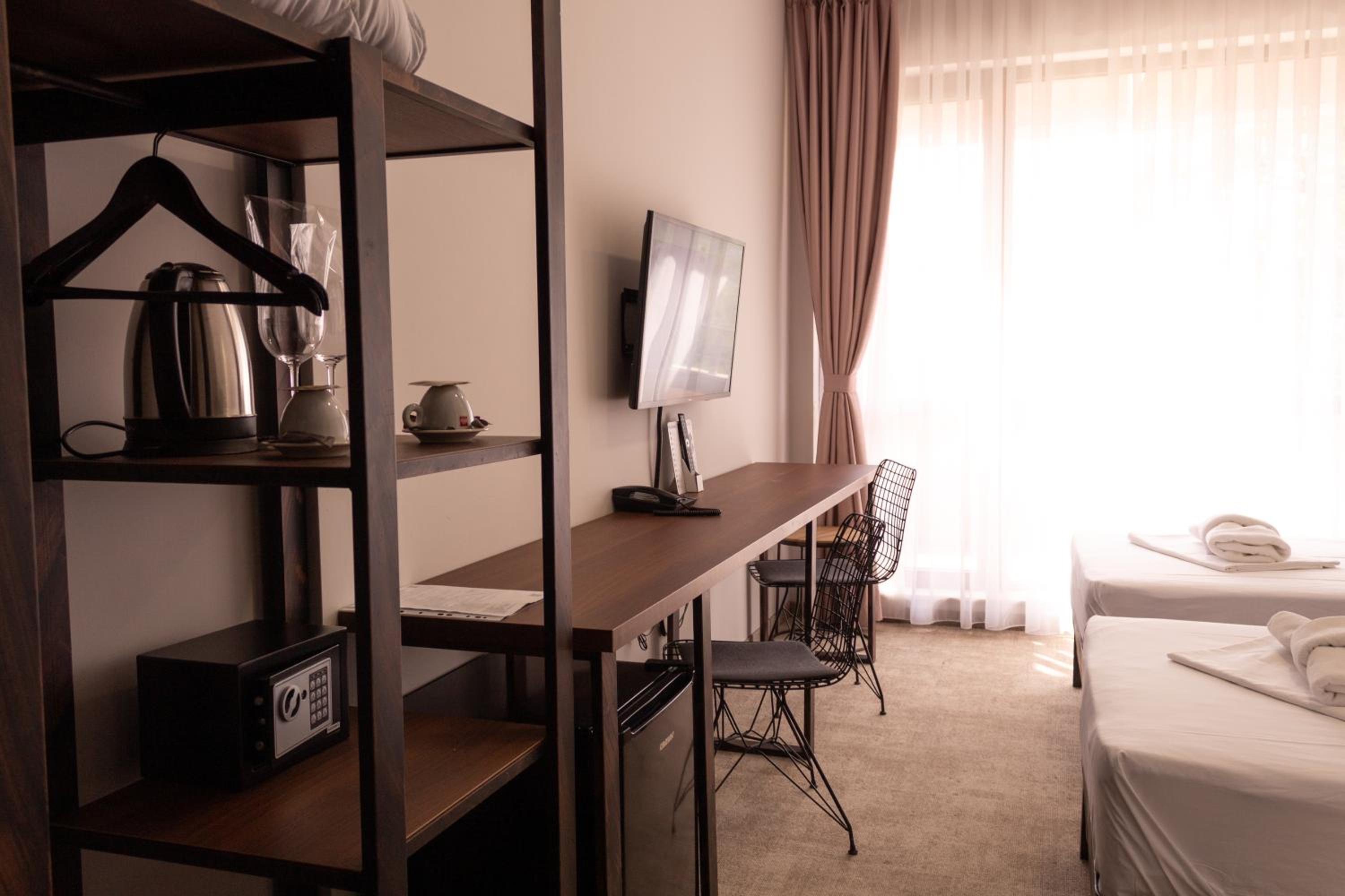 Double or Twin Room with Balcony - Photo 12
