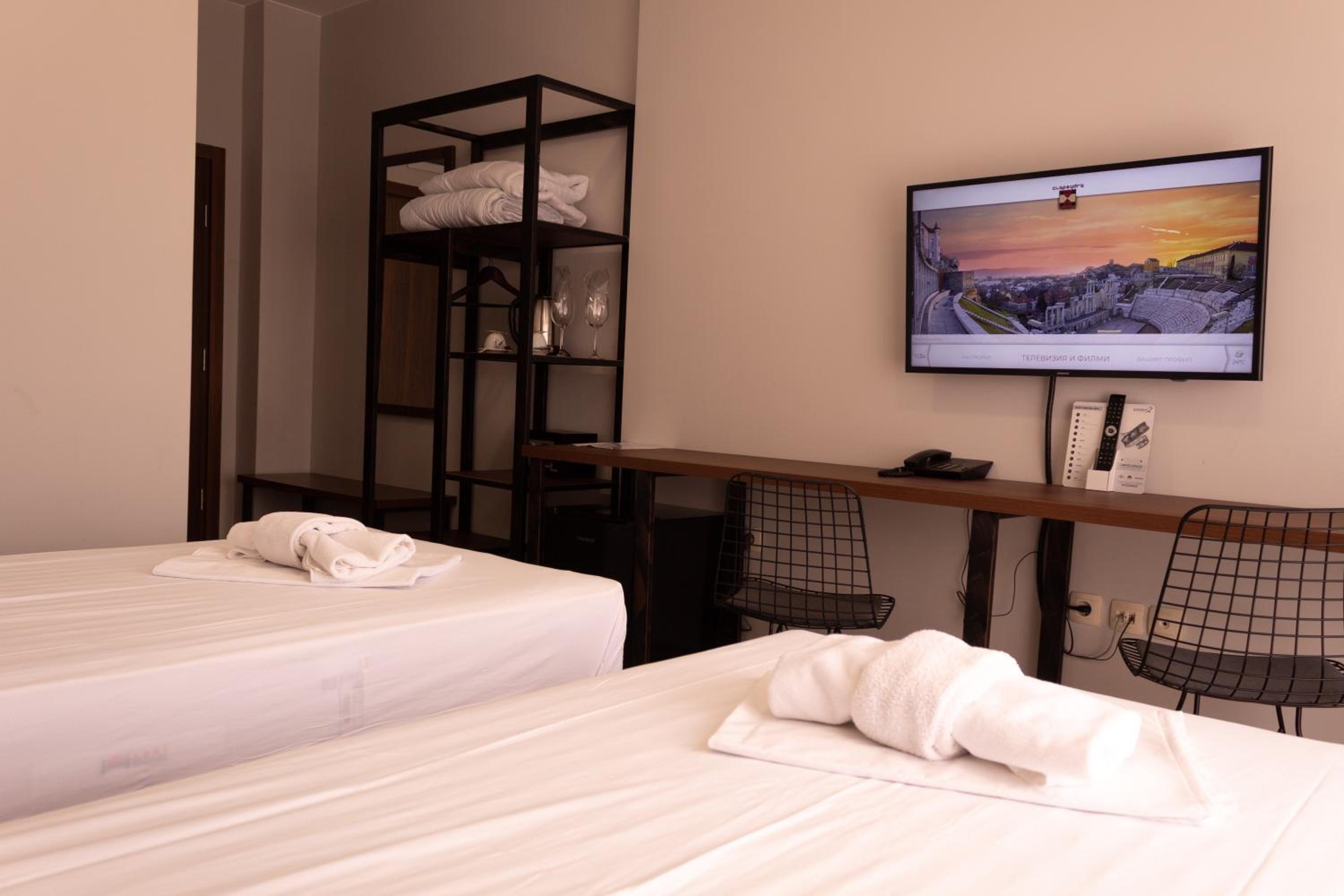 Double or Twin Room with Balcony - Photo 11