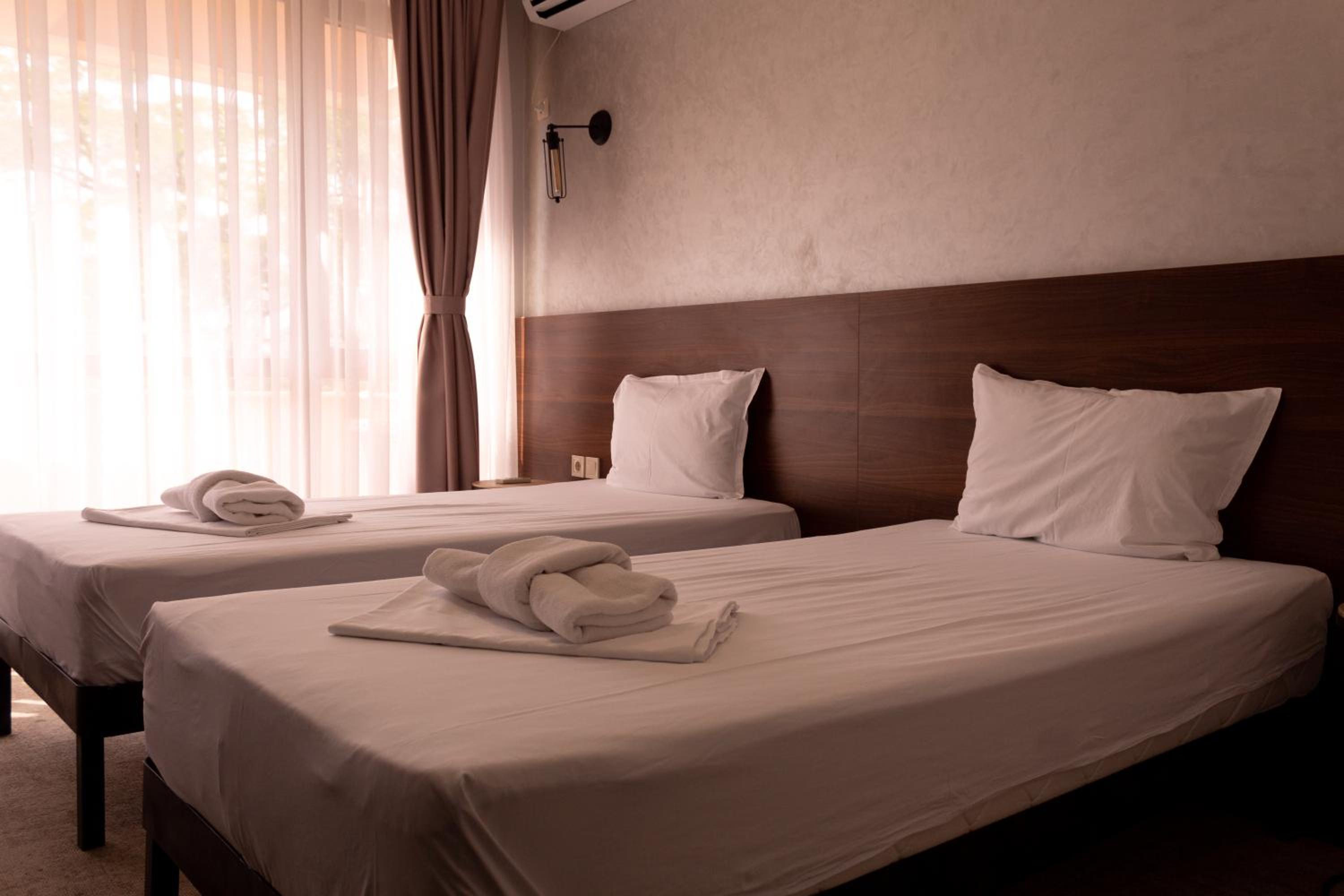 Double or Twin Room with Balcony - Photo 10