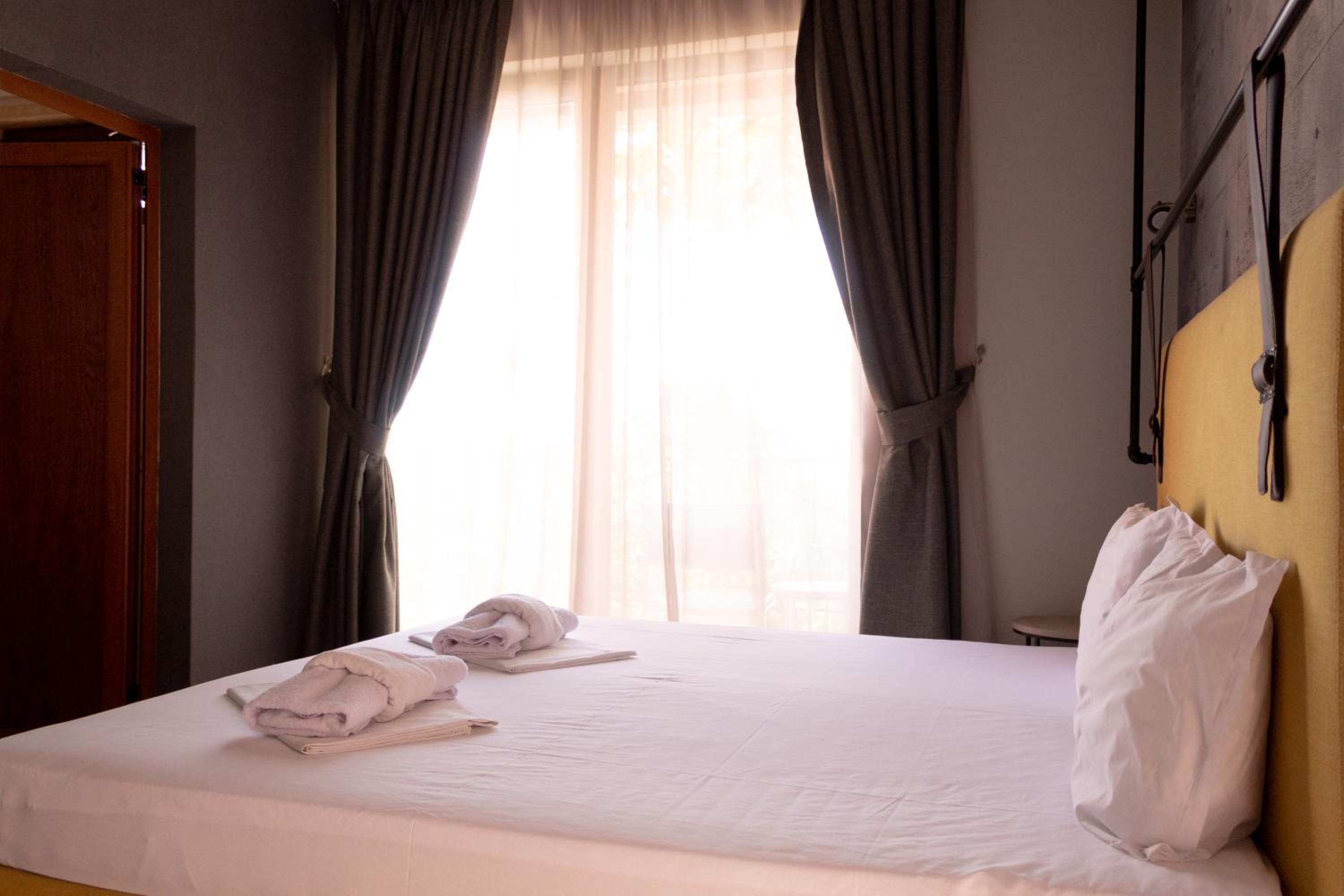 Double or Twin Room with Balcony - Photo 8