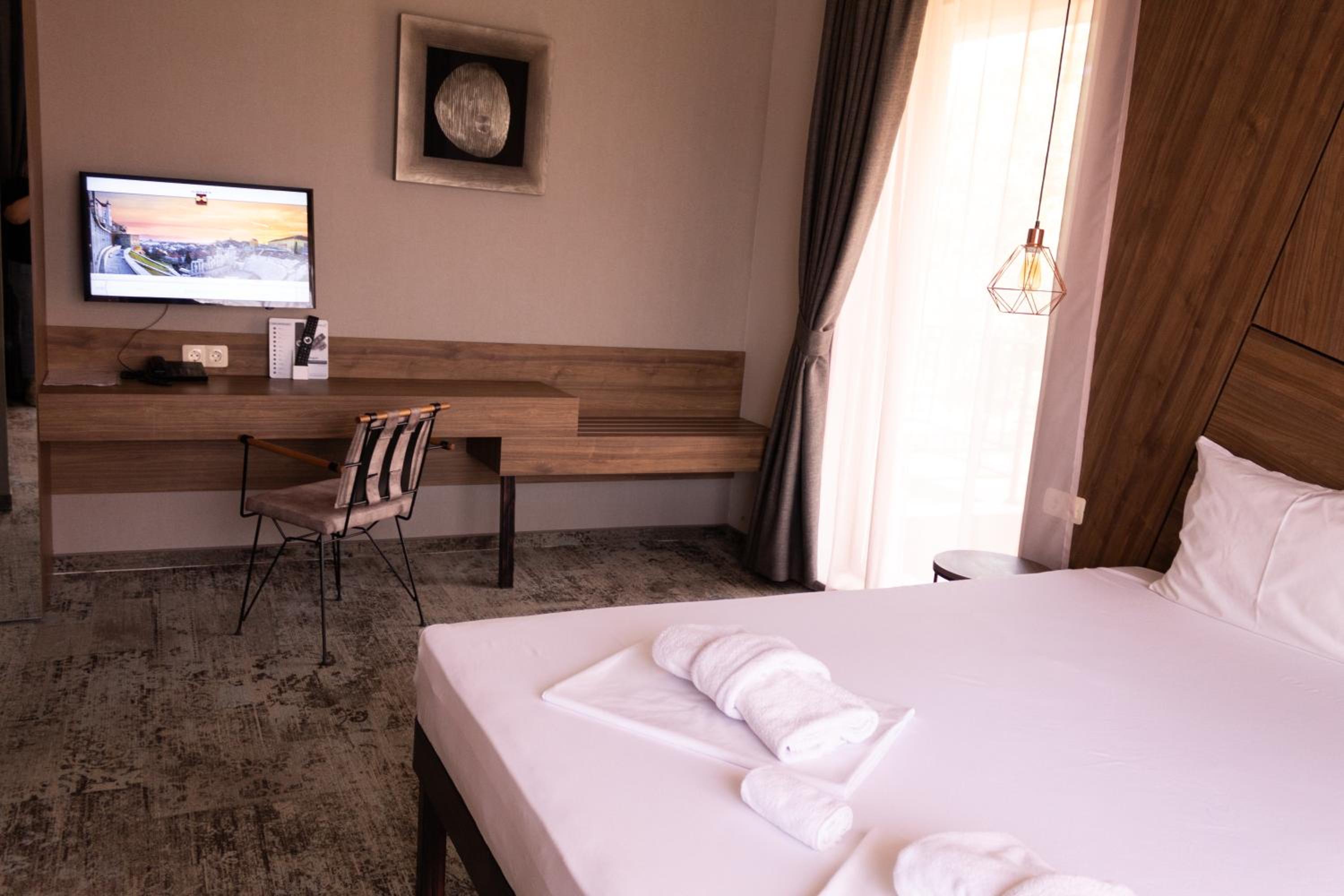 Double or Twin Room with Balcony - Photo 7