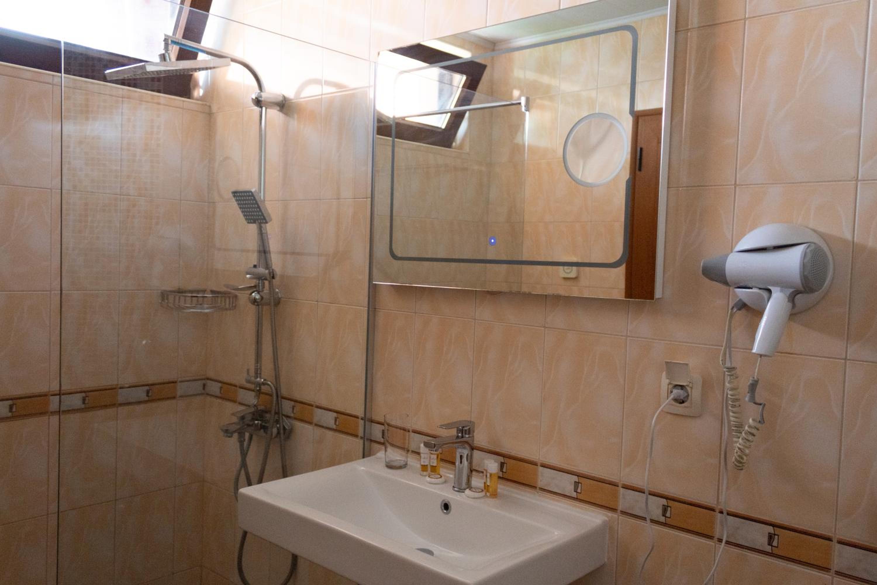 Double or Twin Room with Balcony - Photo 14