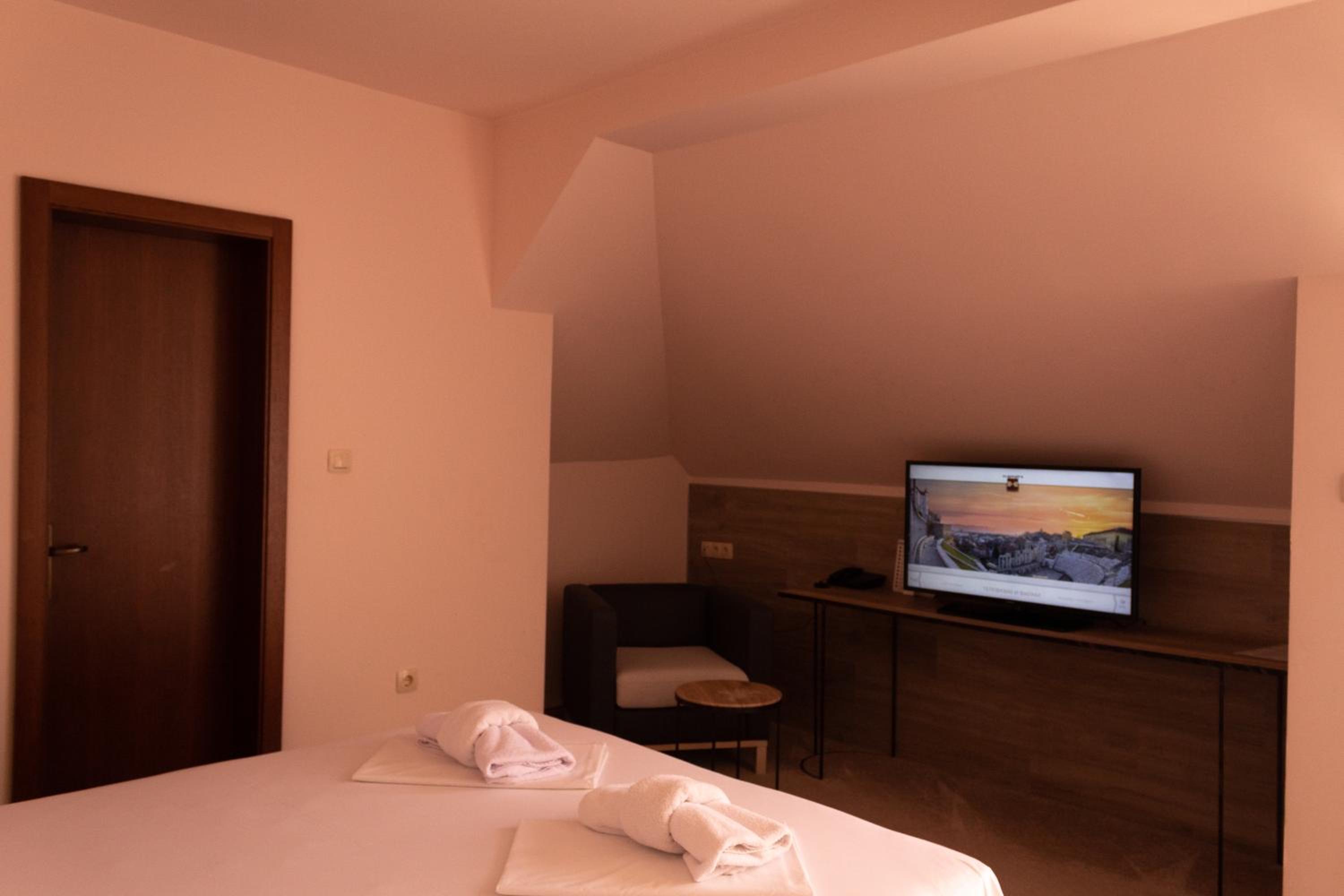 Double or Twin Room with Balcony - Photo 9