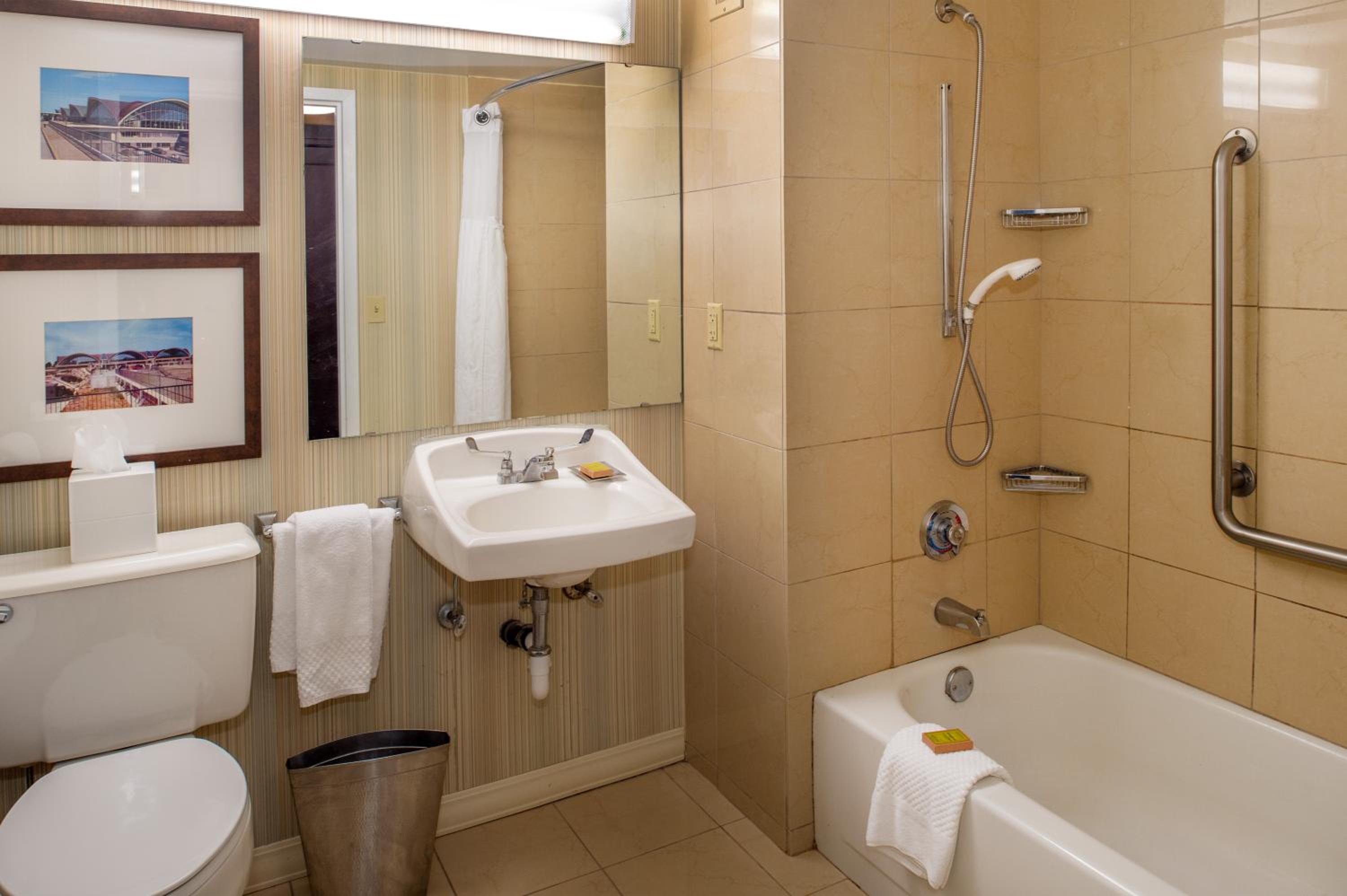 King Room with Bath Tub - Mobility Access - Photo 5