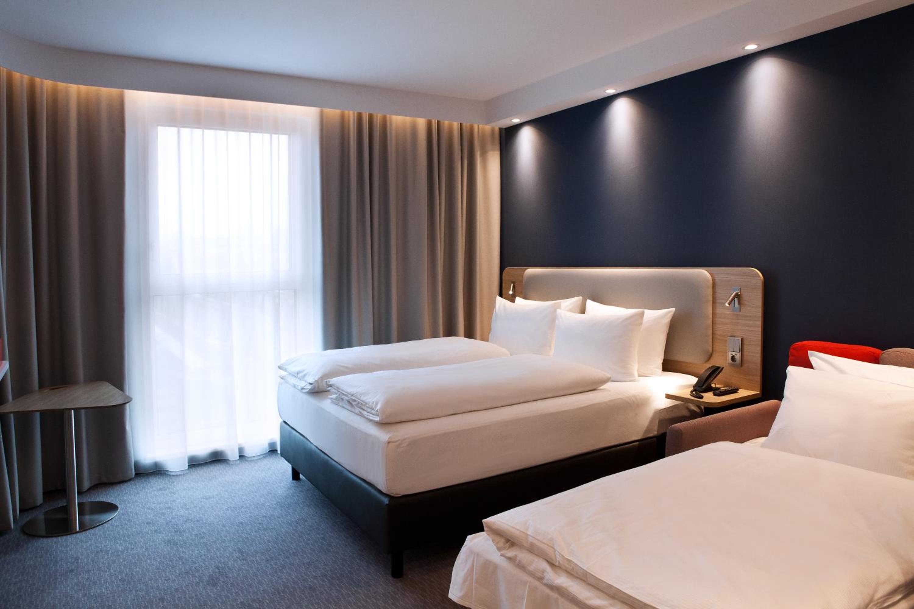 Standard Queen Room with Single Sofa Bed - Photo 1