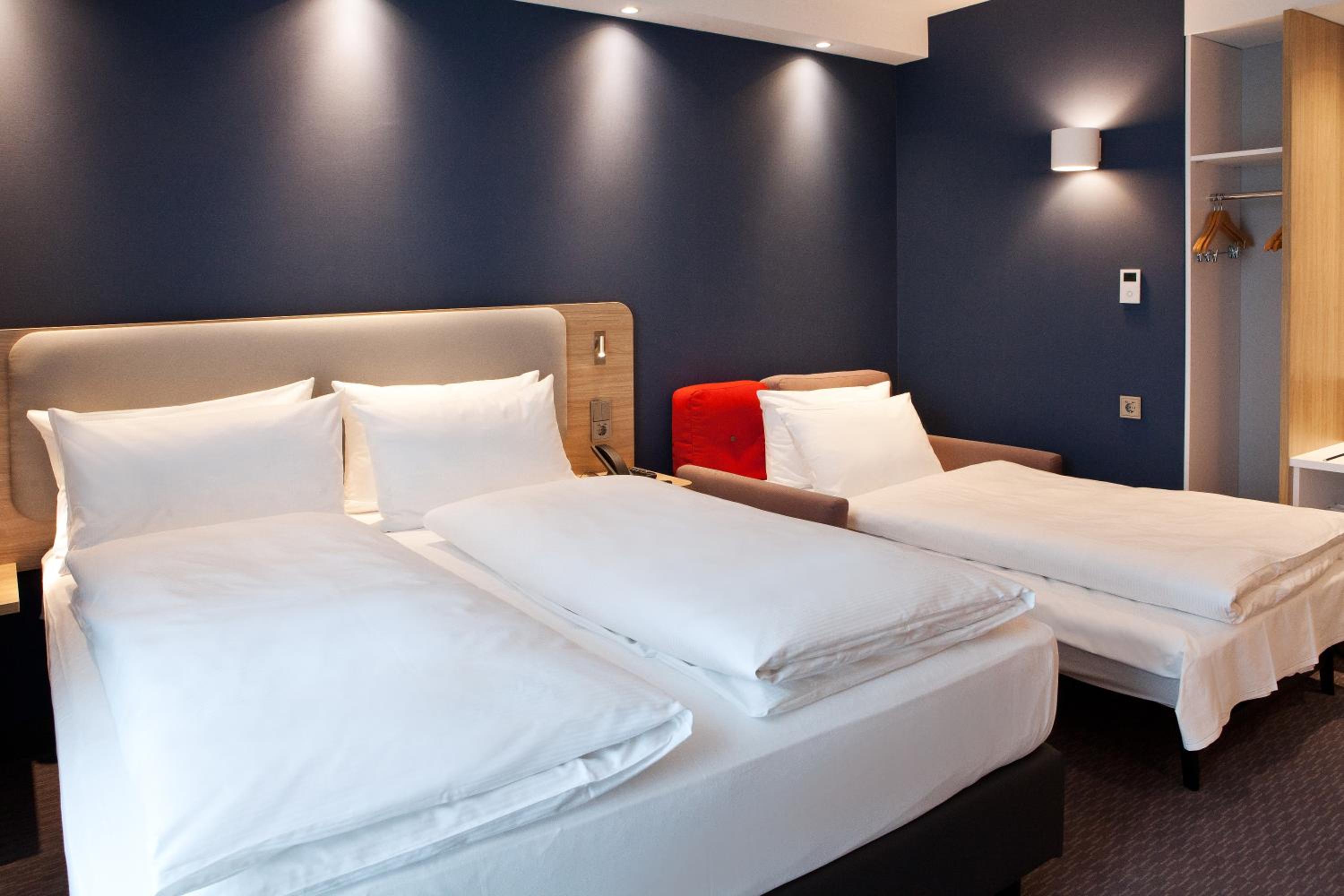 Standard Queen Room with Single Sofa Bed - Photo 2