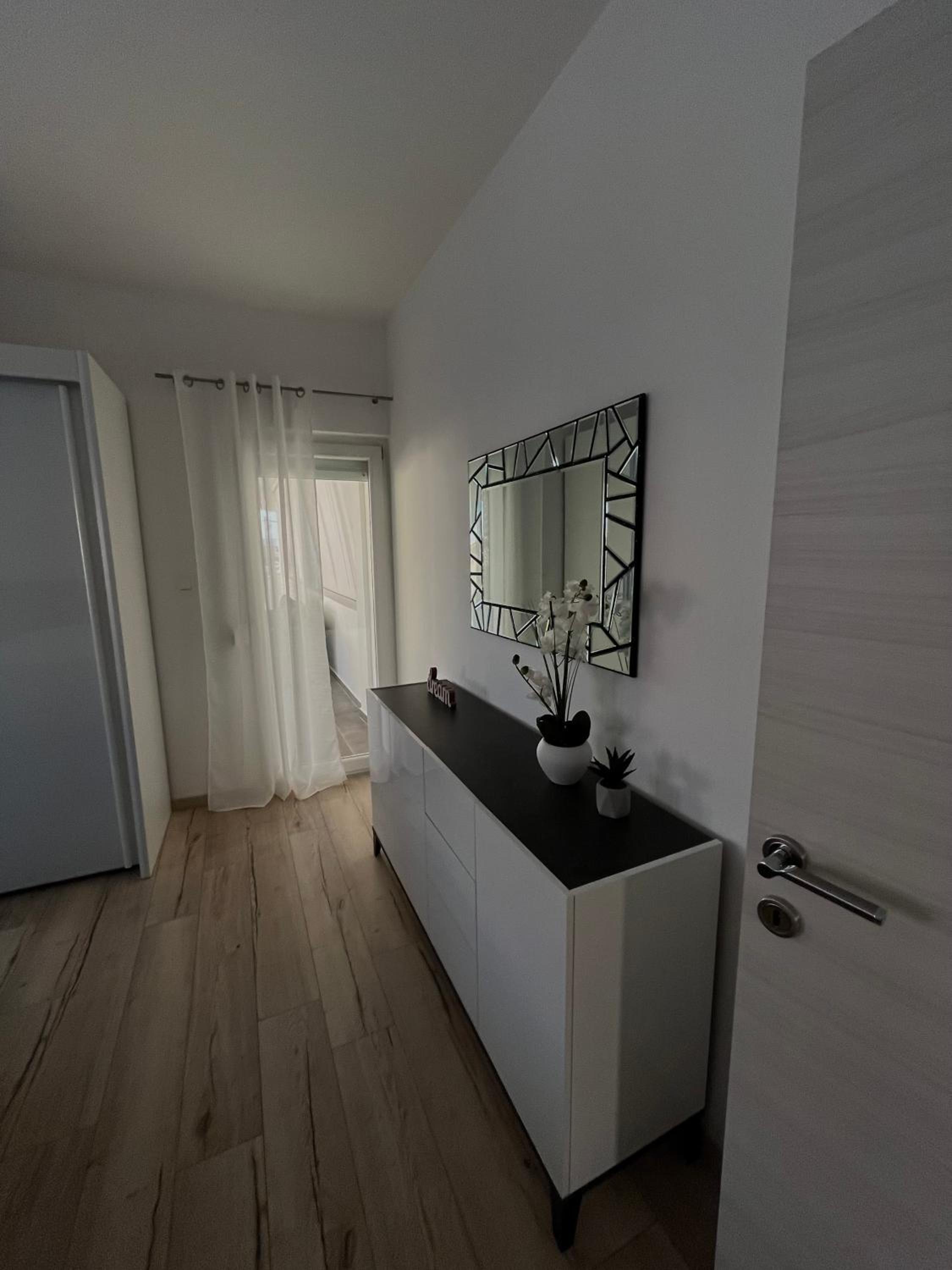 Apartment with Sea View - Photo 8
