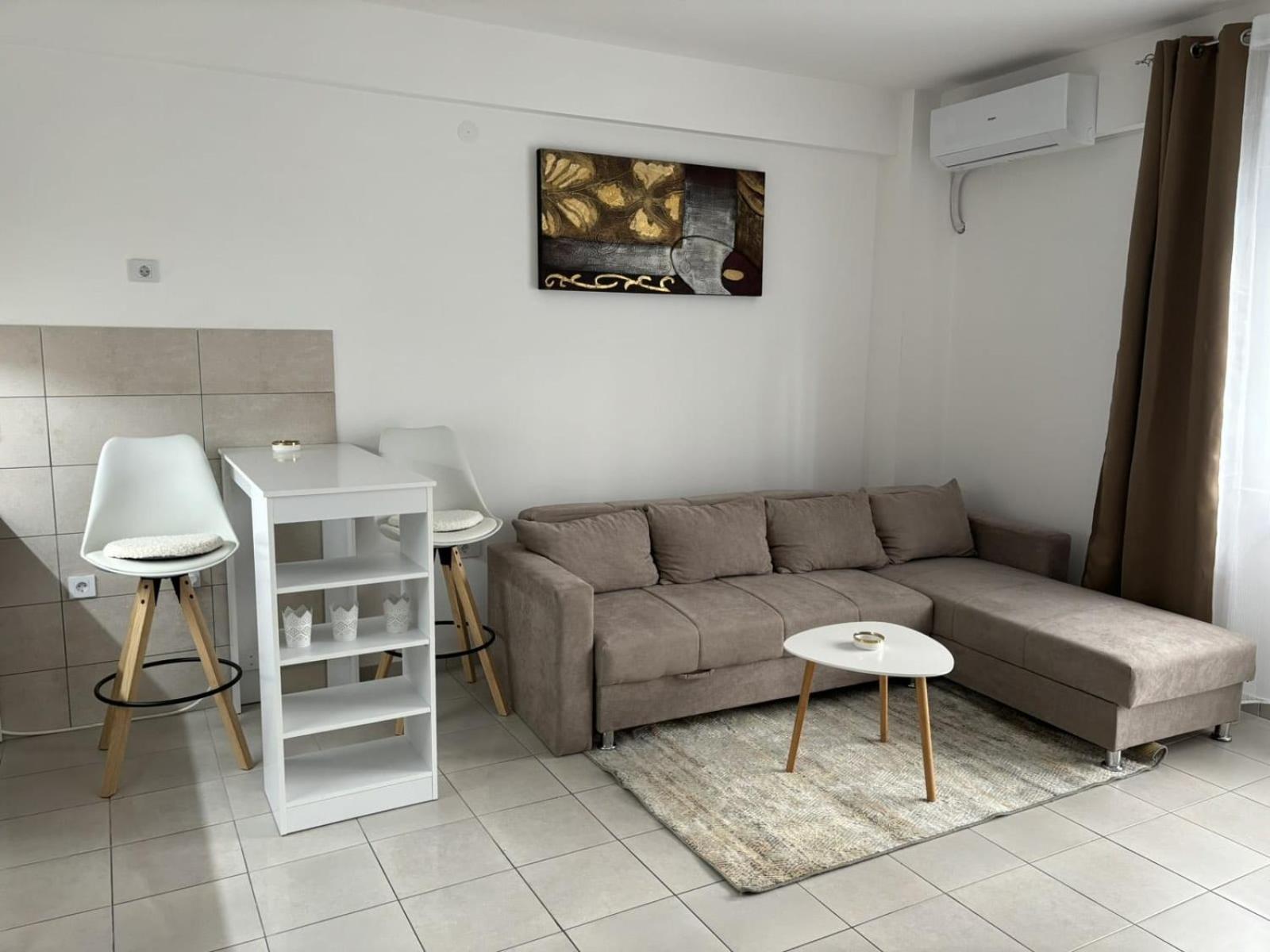 One-Bedroom Apartment photo 1