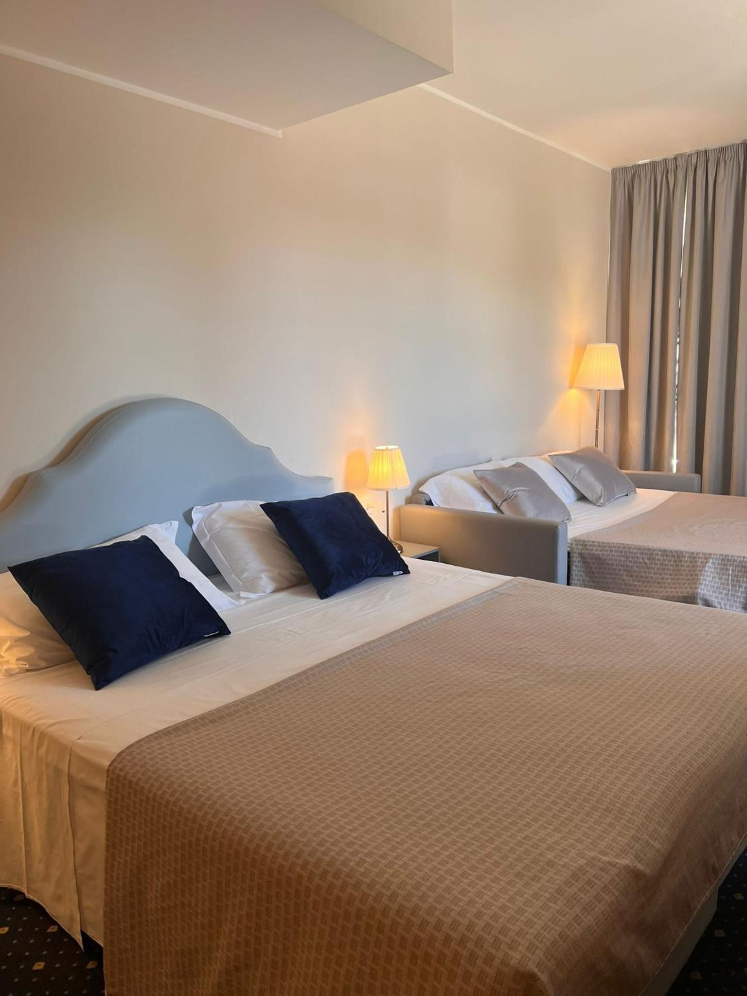 Deluxe Quadruple Room - Photo 6