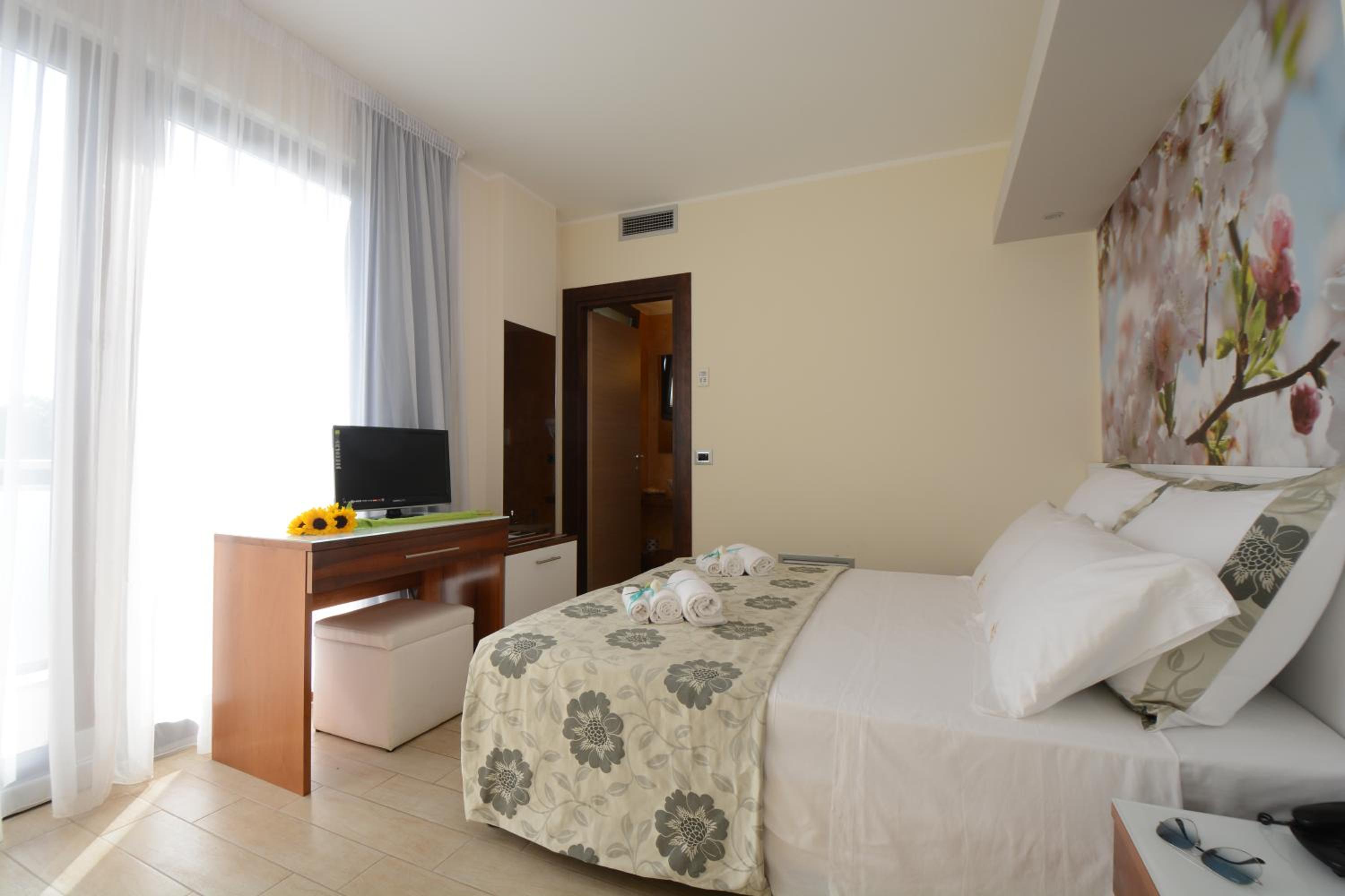 Double or Twin Room with Balcony photo 2