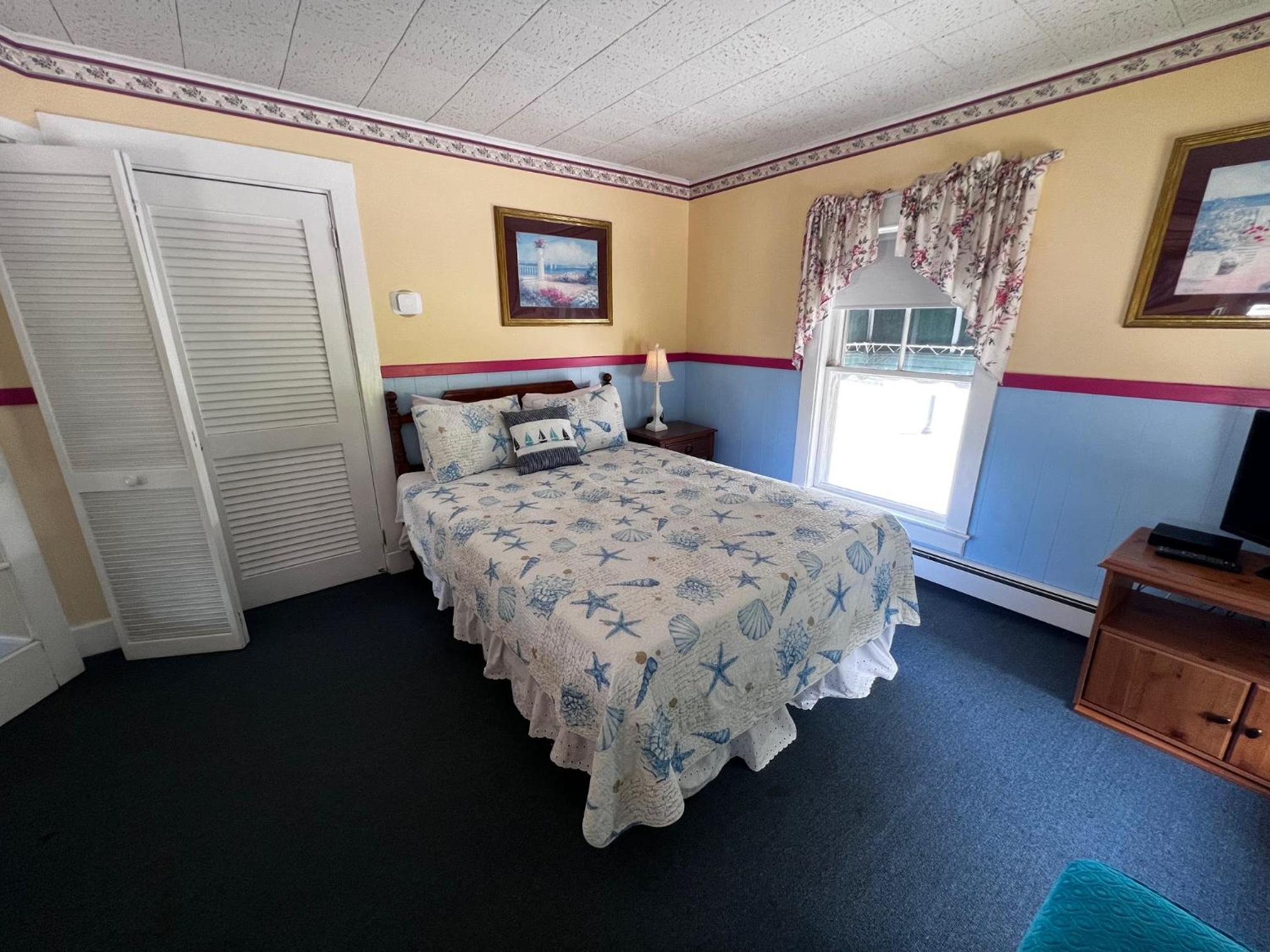 Deluxe Queen Suite