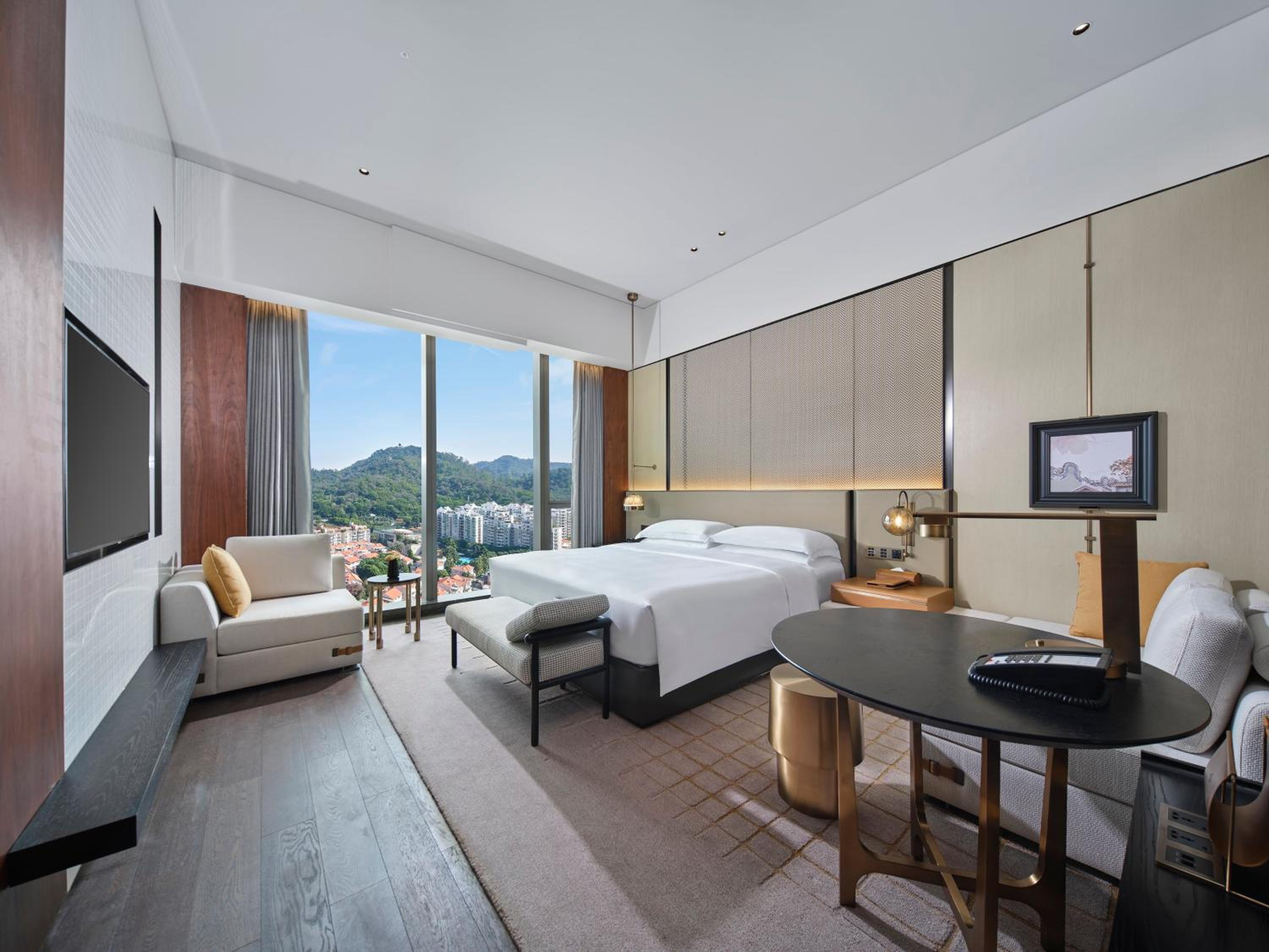 Classic King Room with City View - Photo 6
