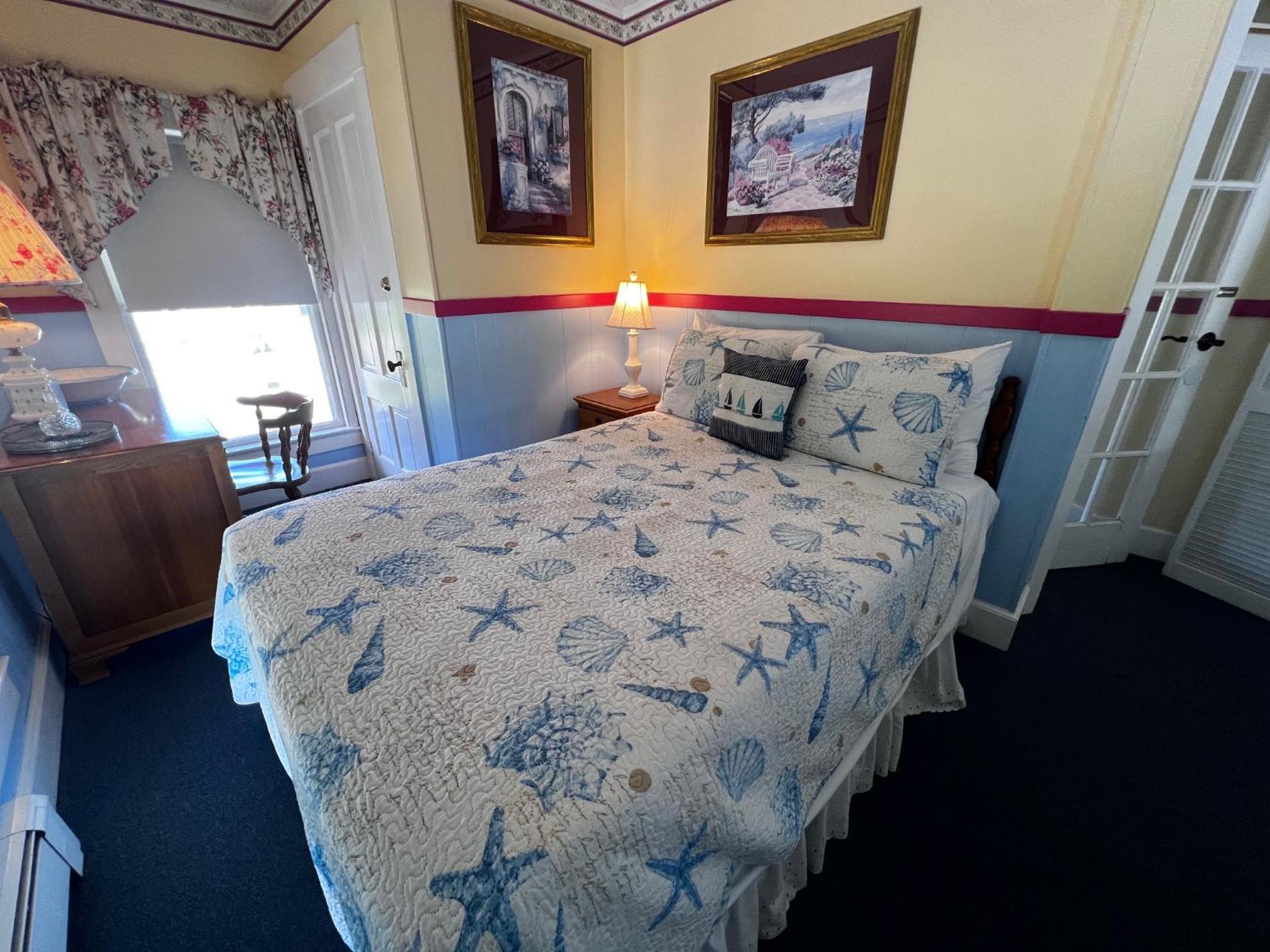 Deluxe Queen Suite photo 3