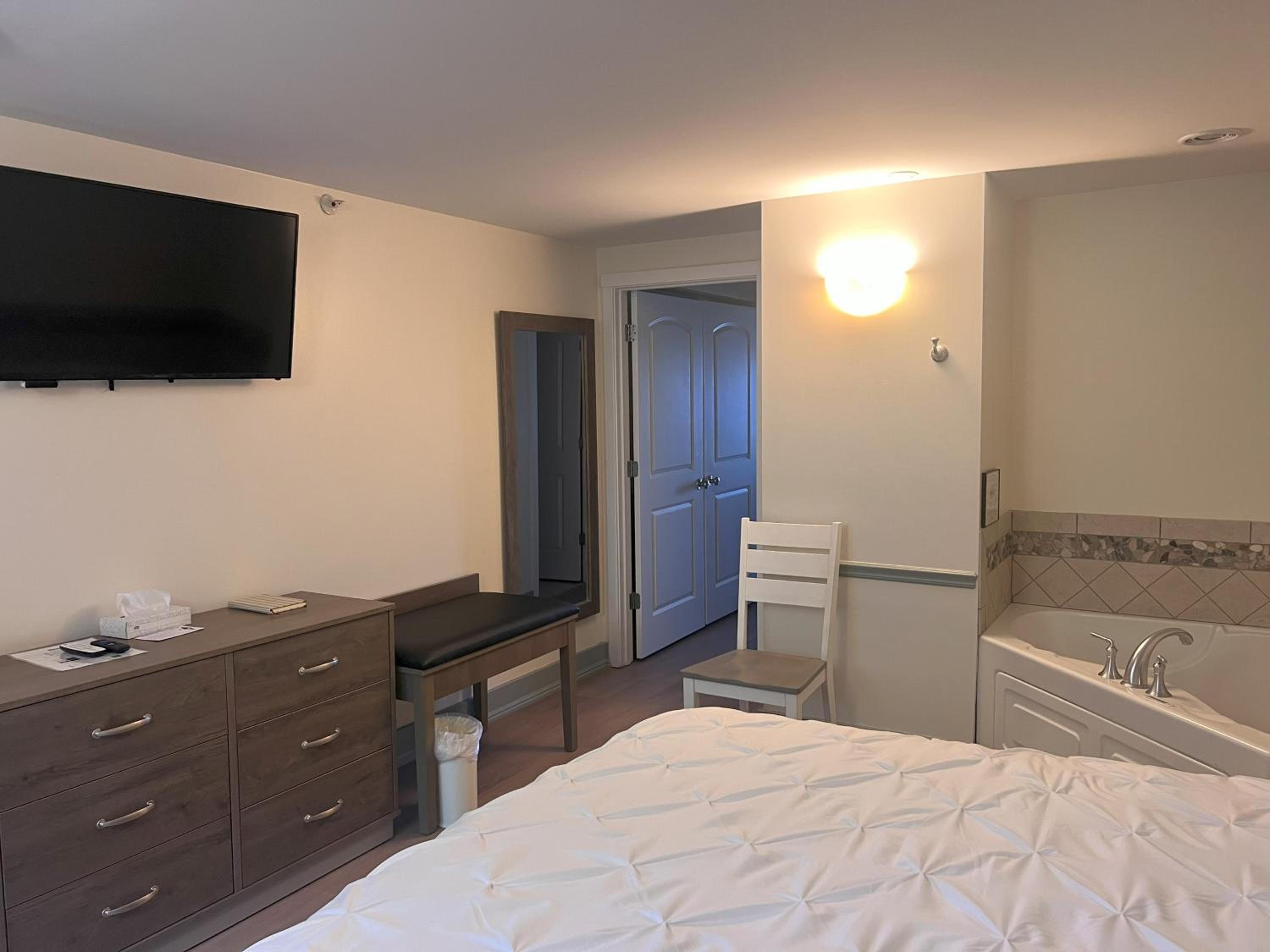 Deluxe One-Bedroom Apartment with Harbor View photo 3