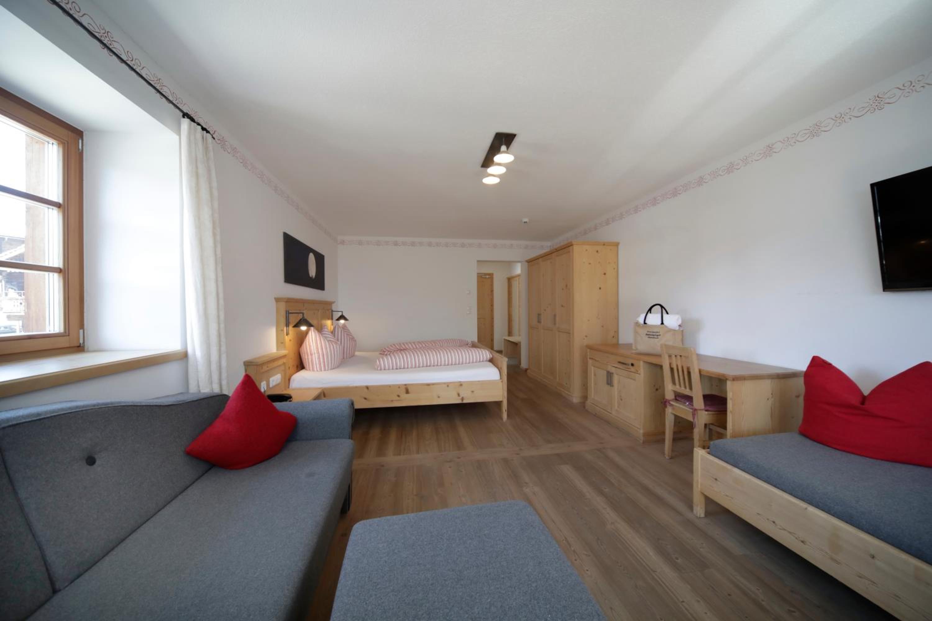 Double Room with Balcony - Photo 3