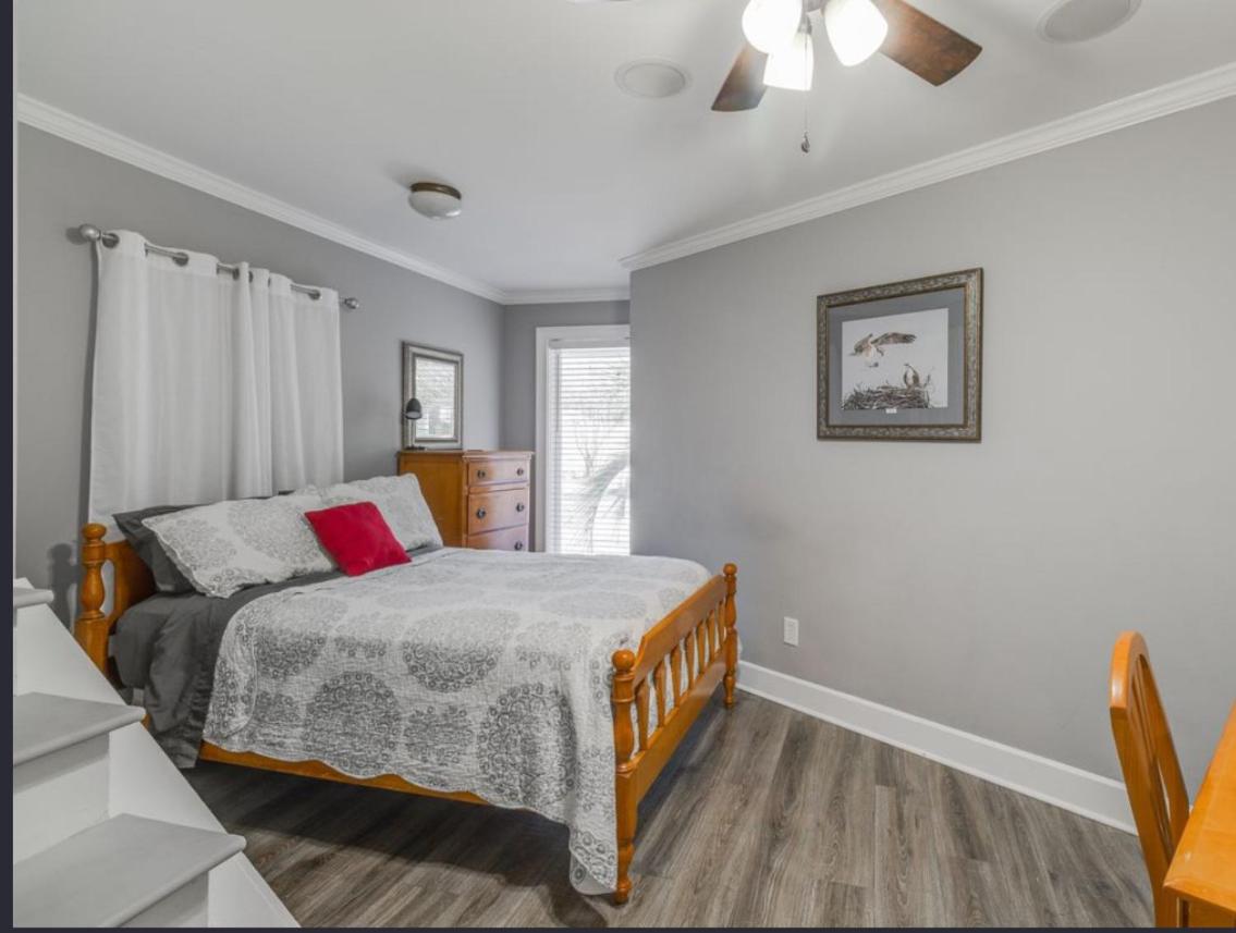 Six-Bedroom House photo 3