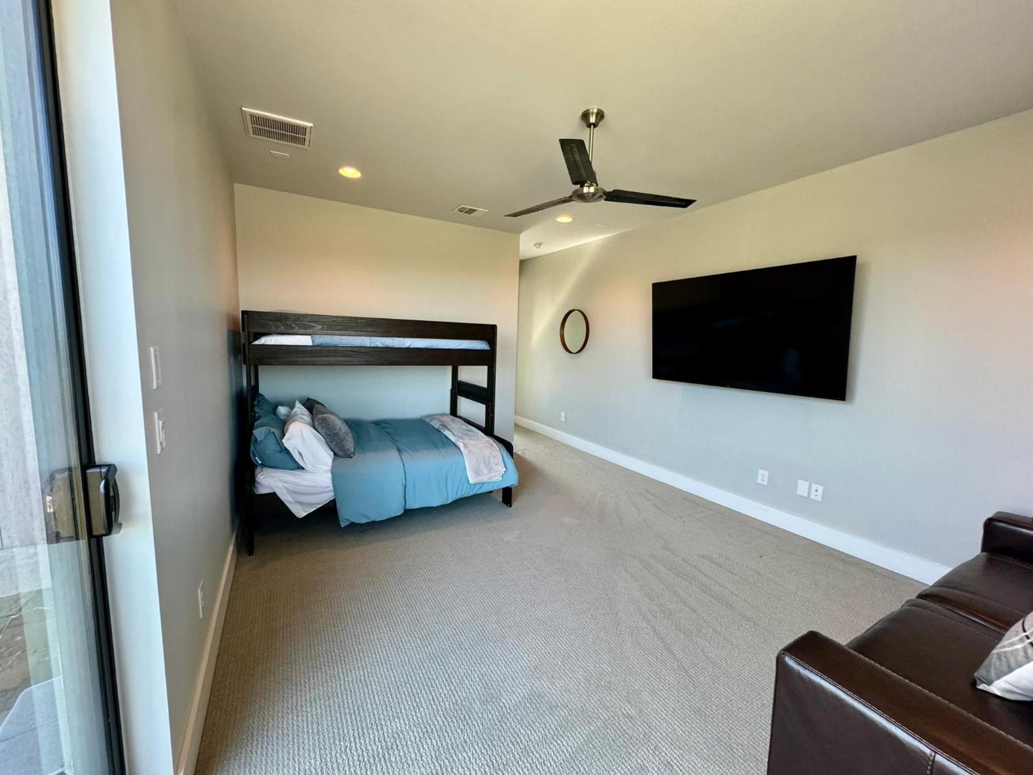 Six-Bedroom House photo 3