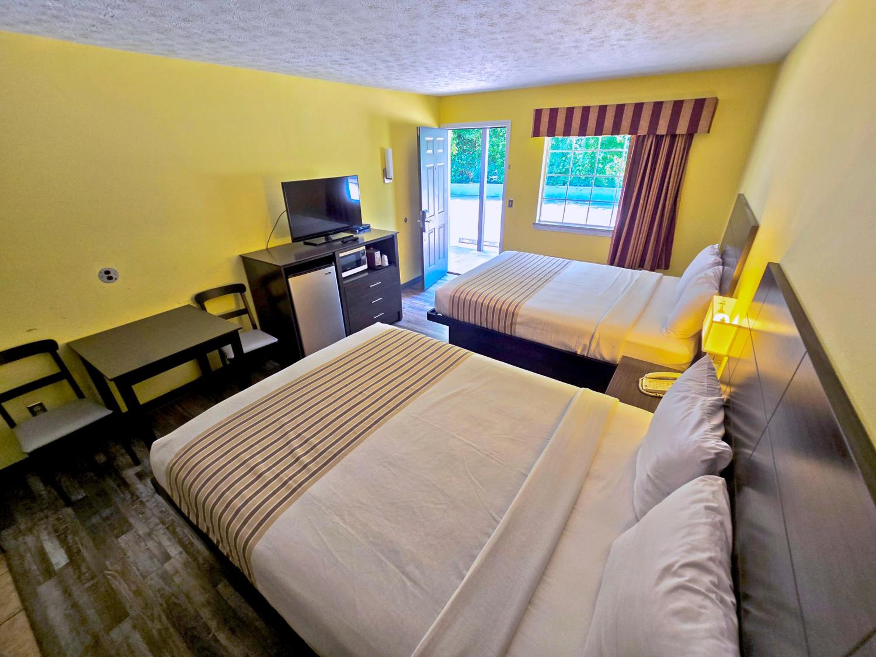 Double Room with Two Double Beds - Photo 2
