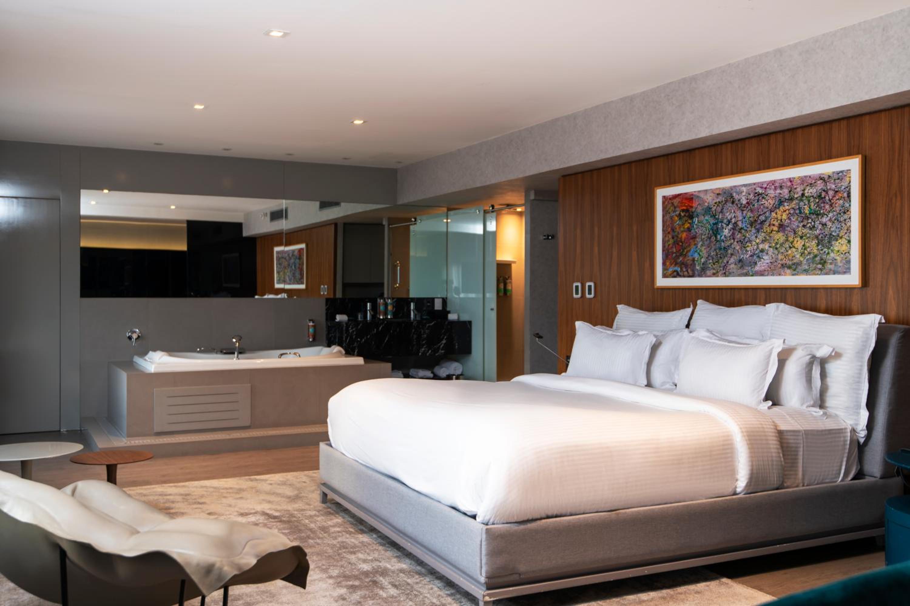Pullman Queen Suite By Trousseau with View thumbnail 5