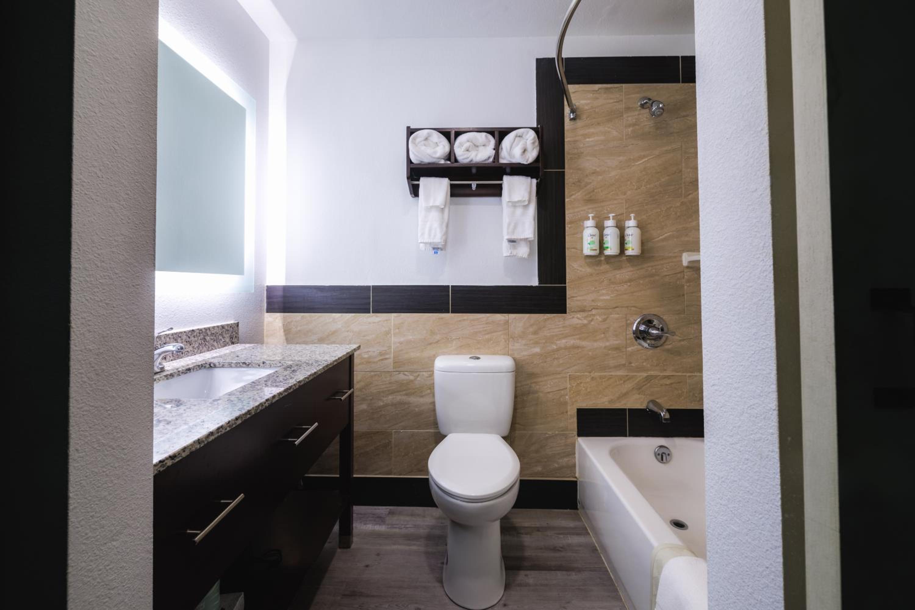 Queen Suite with Two Queen Beds and Kitchenette, Non-Smoking photo 3