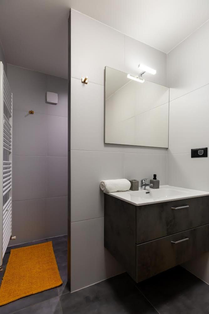 One-Bedroom Apartment - Photo 2