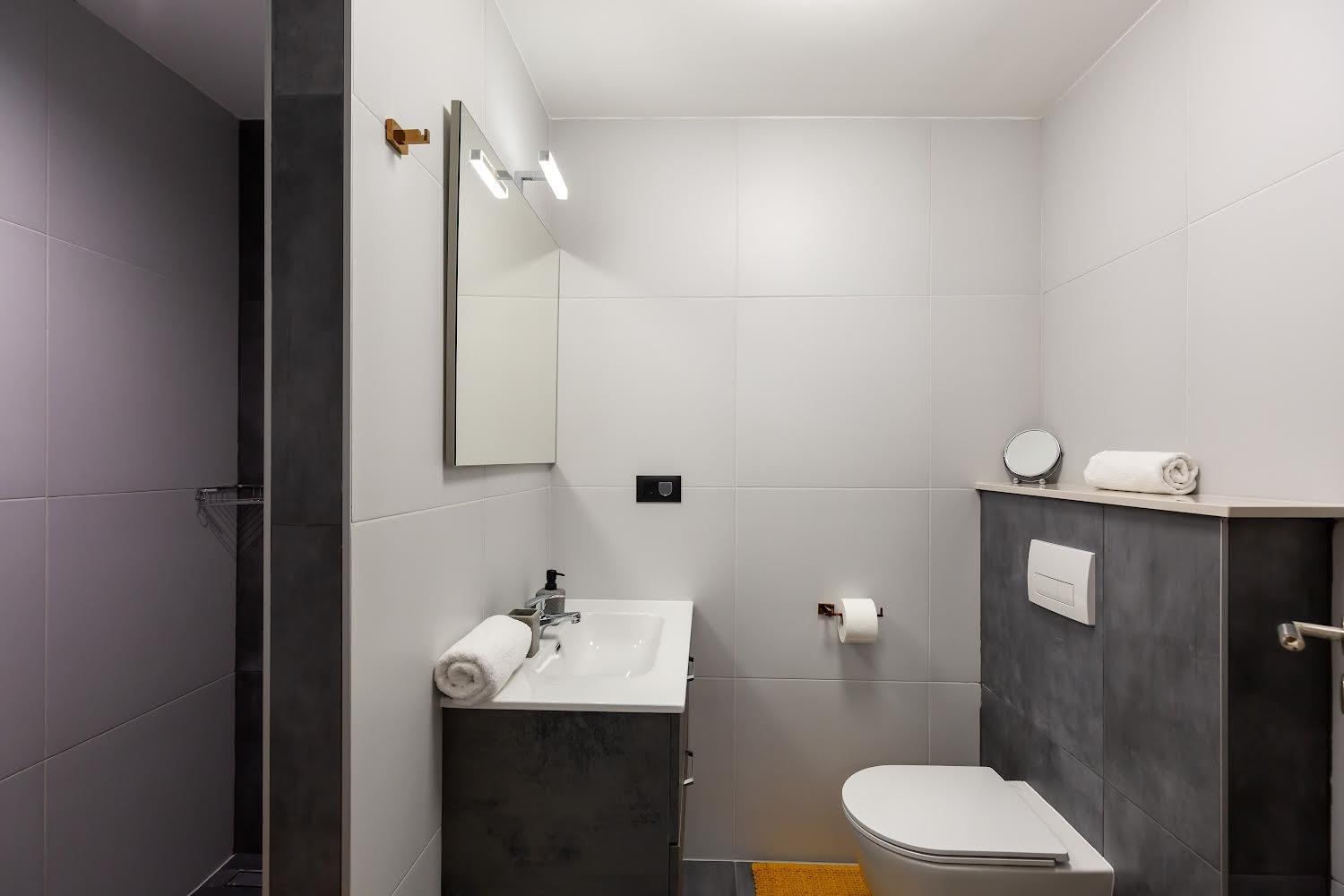 One-Bedroom Apartment - Photo 3