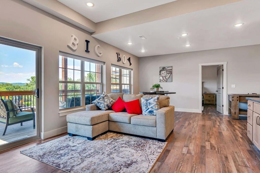 Seven-Bedroom House photo 1