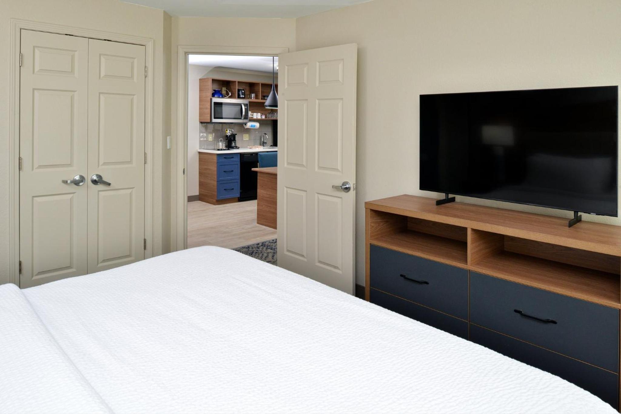 One-Bedroom Suite with King Bed - Non-Smoking - Photo 8