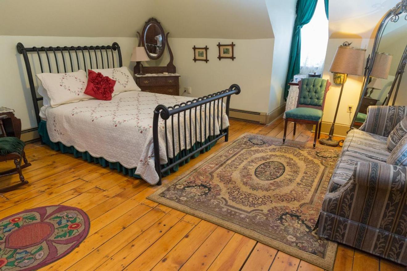 Queen Room with Sofa Bed photo 3