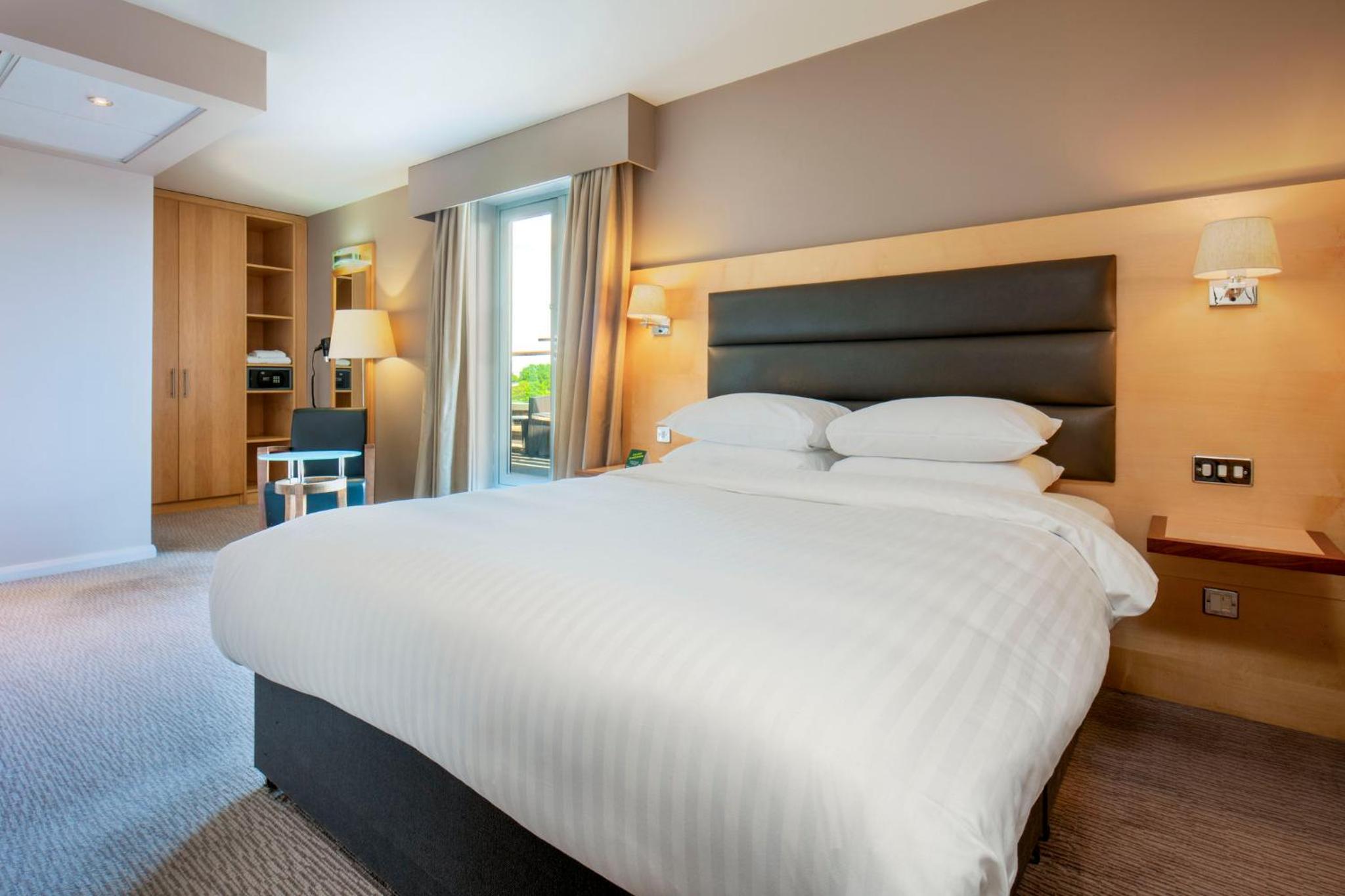 Standard Queen Room - Photo 17