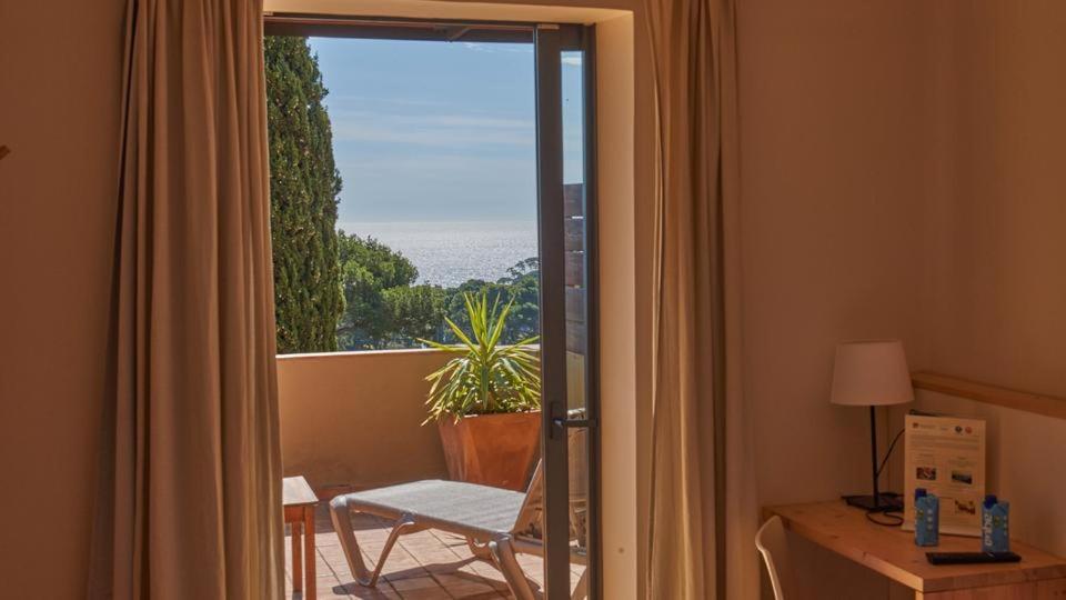 Habitación Doble Deluxe con gran terraza y vista al mar.