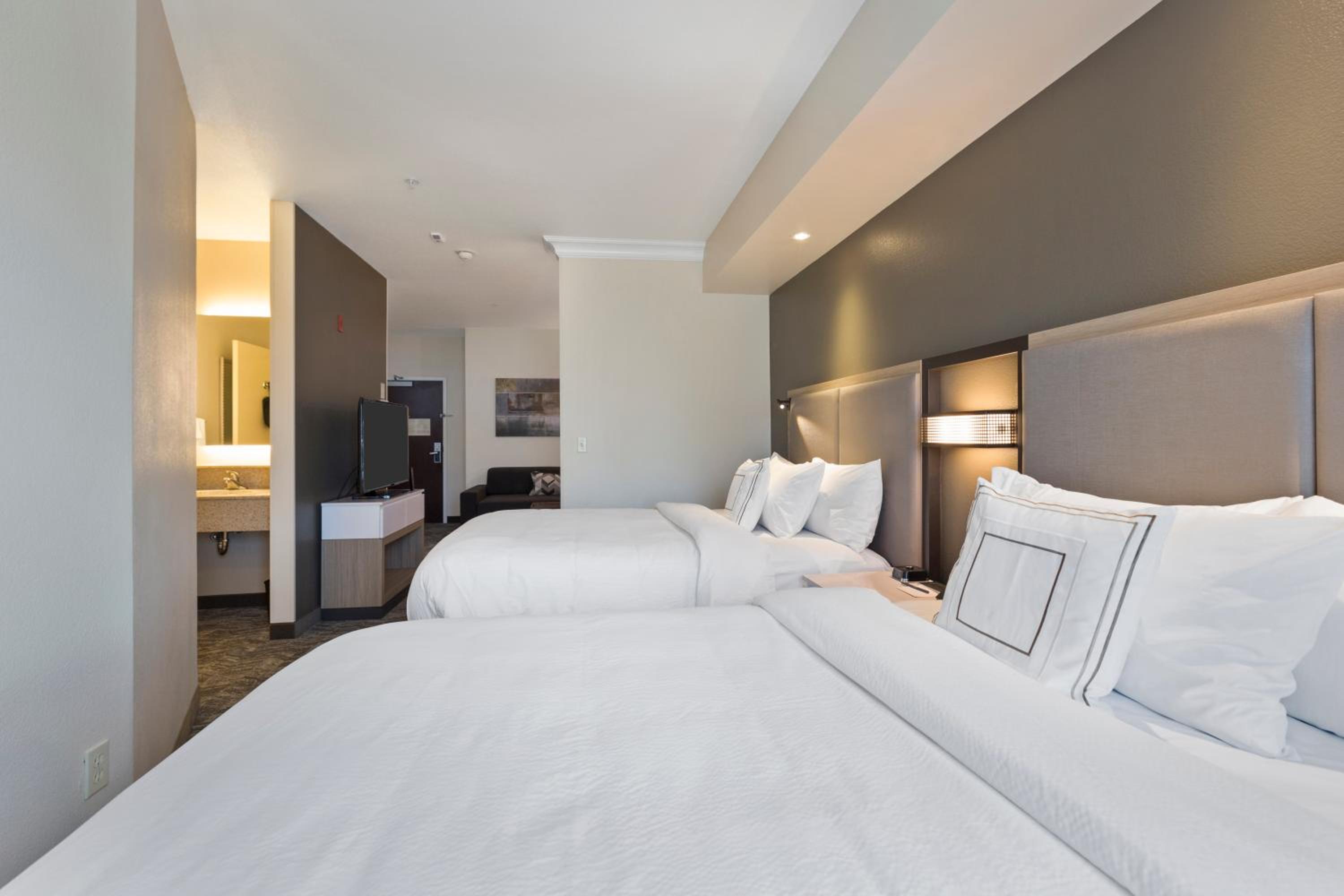 Suite, 2 Queen, Trundle bed