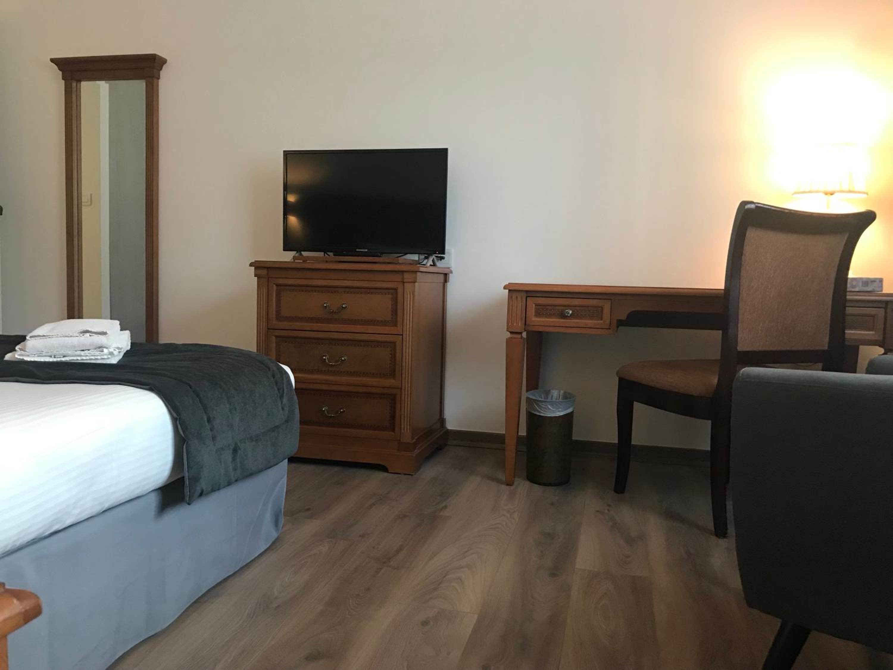 Queen Room with Balcony - Photo 2