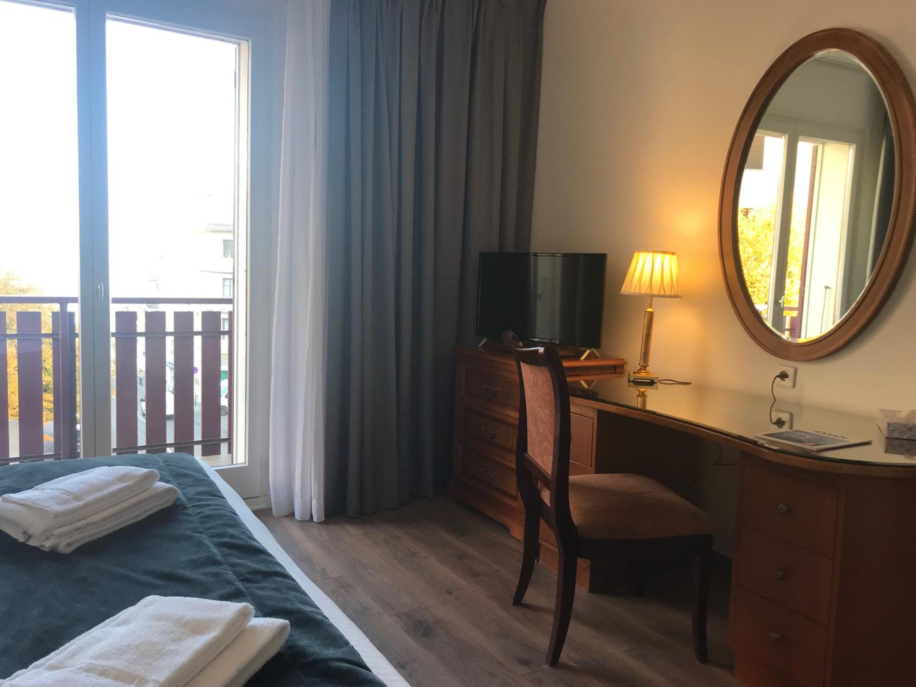 King Room with Lake View - Photo 5