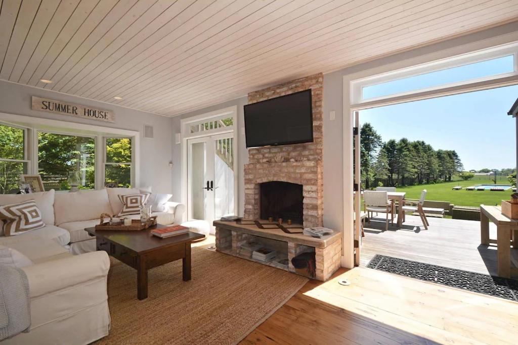 Six-Bedroom House photo 1