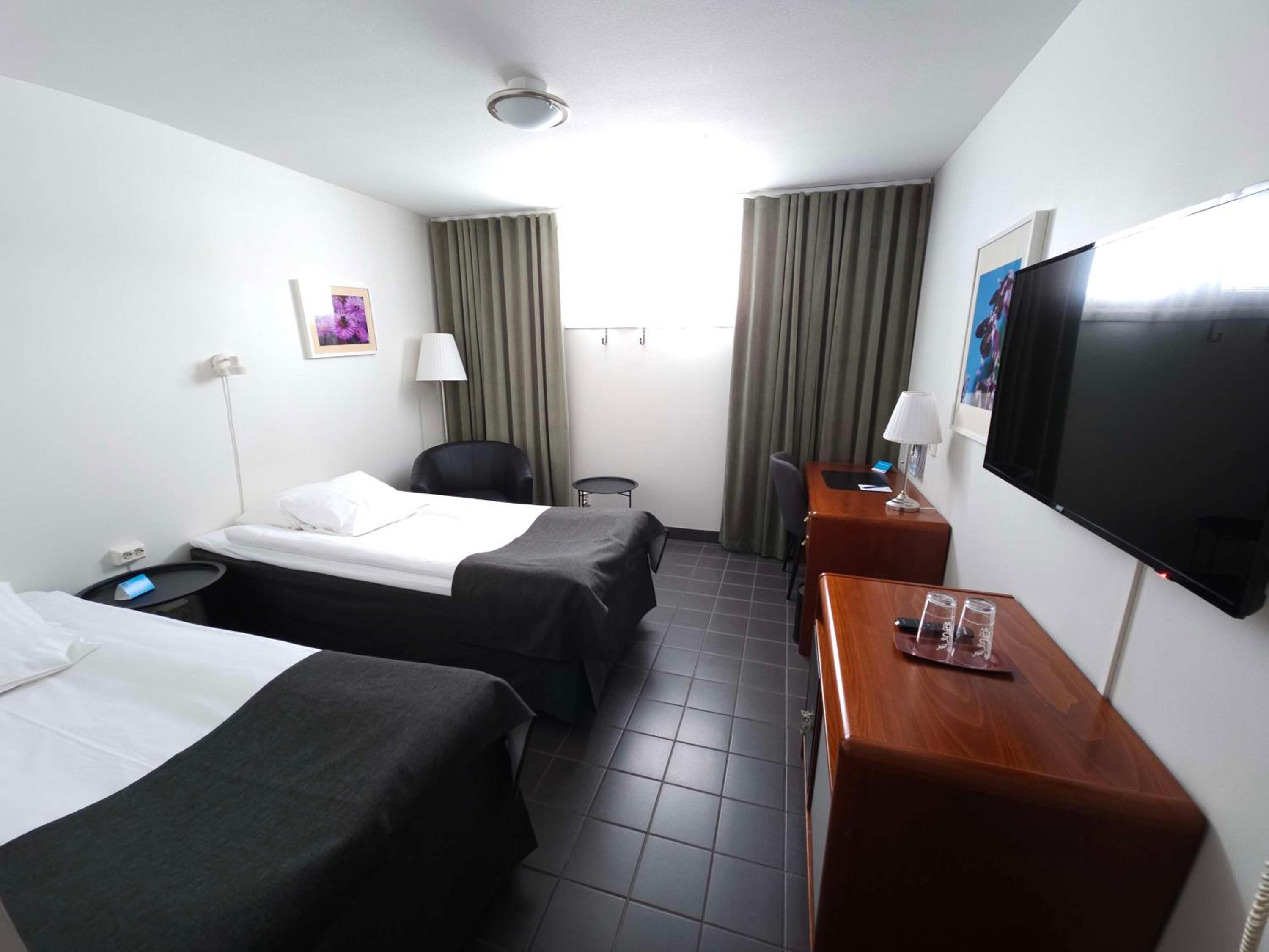 Economy Double Room with Two Single Beds - Basement - Non-Smoking - Photo 3