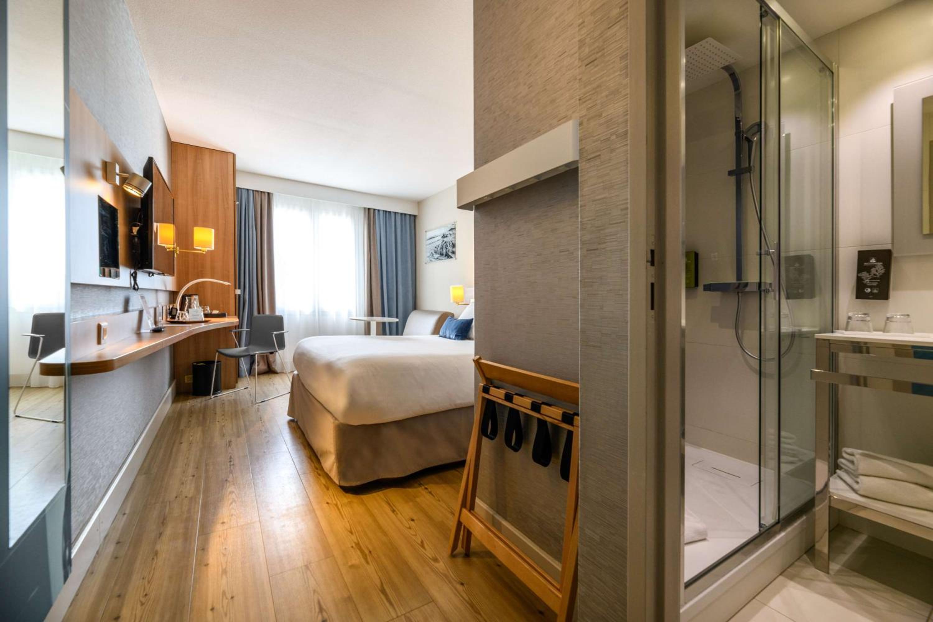 Comfort Queen Room with Sofa Bed - Photo 4