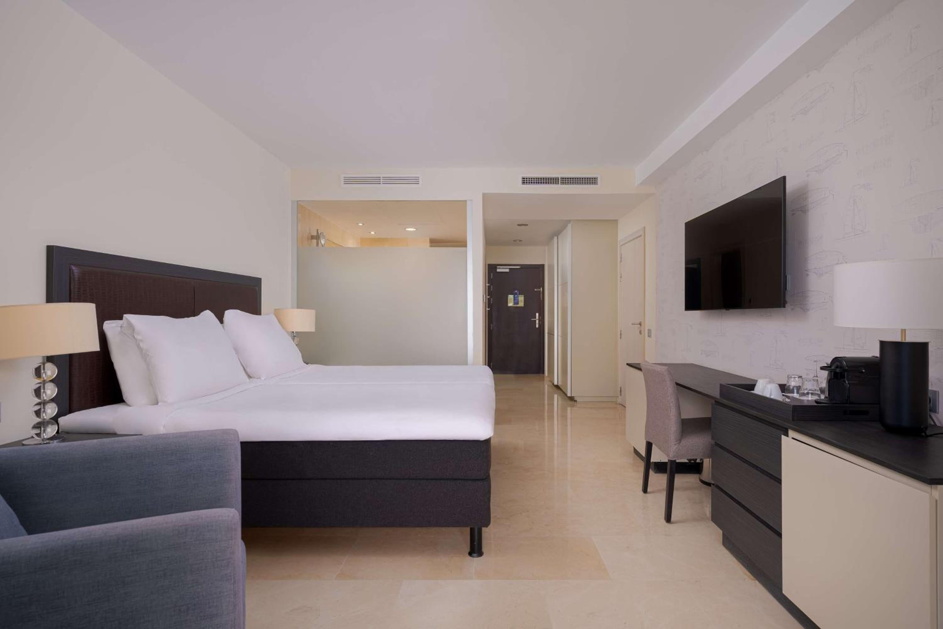 Standard Room with Sea View thumbnail 6