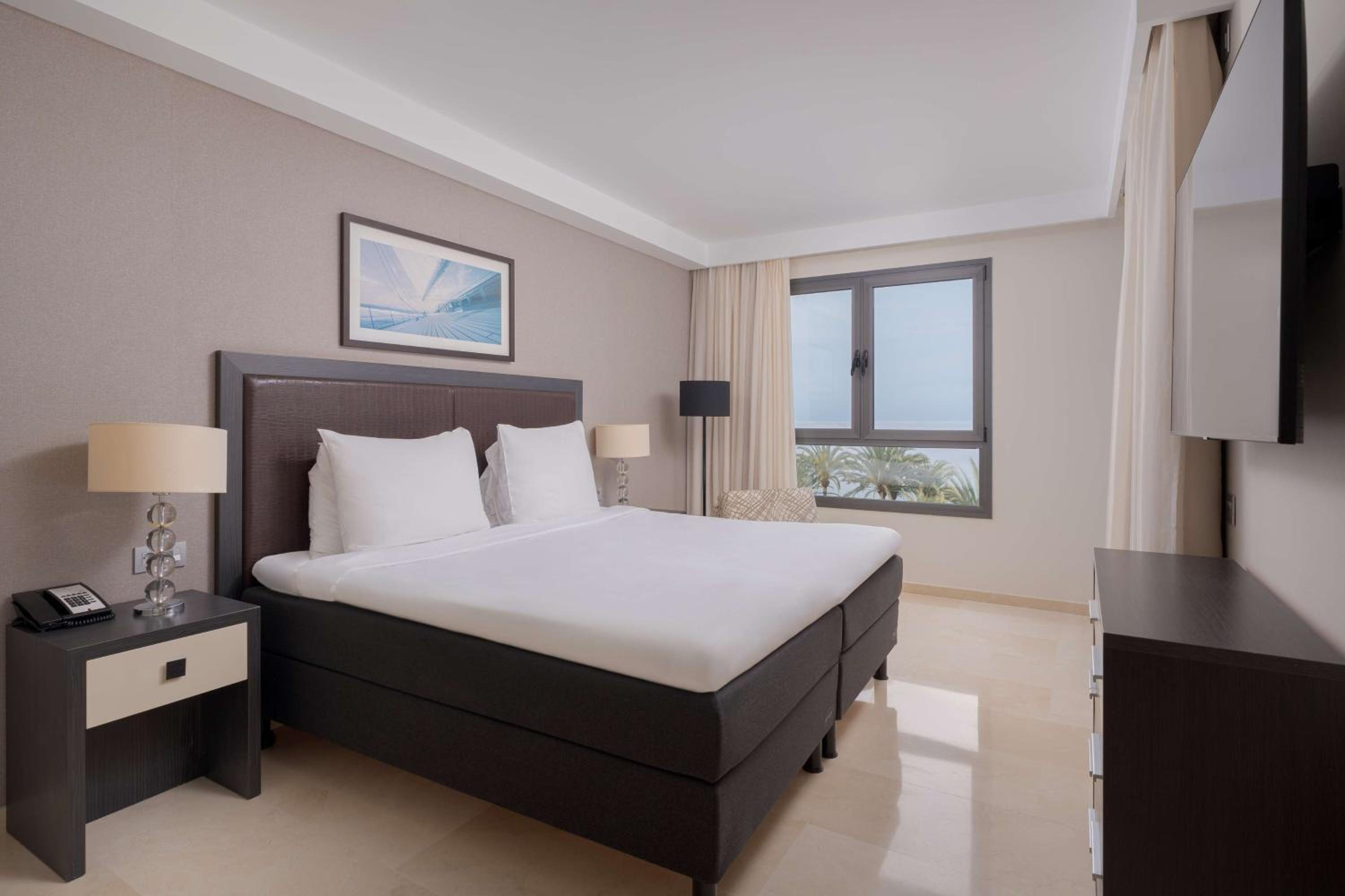 Standard Room with Sea View thumbnail 5