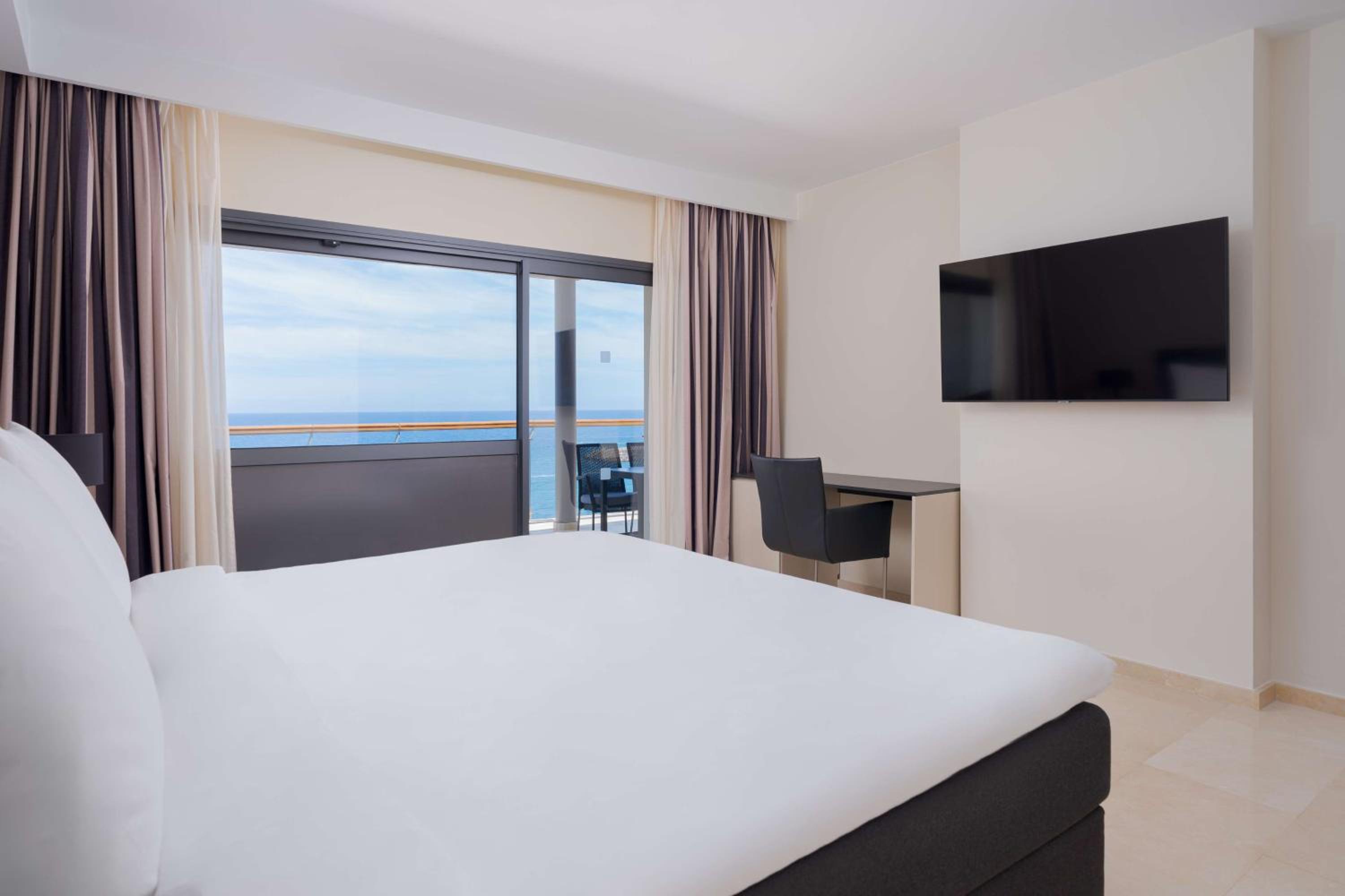 Suite- 2 Bedroom & Panoramic View thumbnail 6