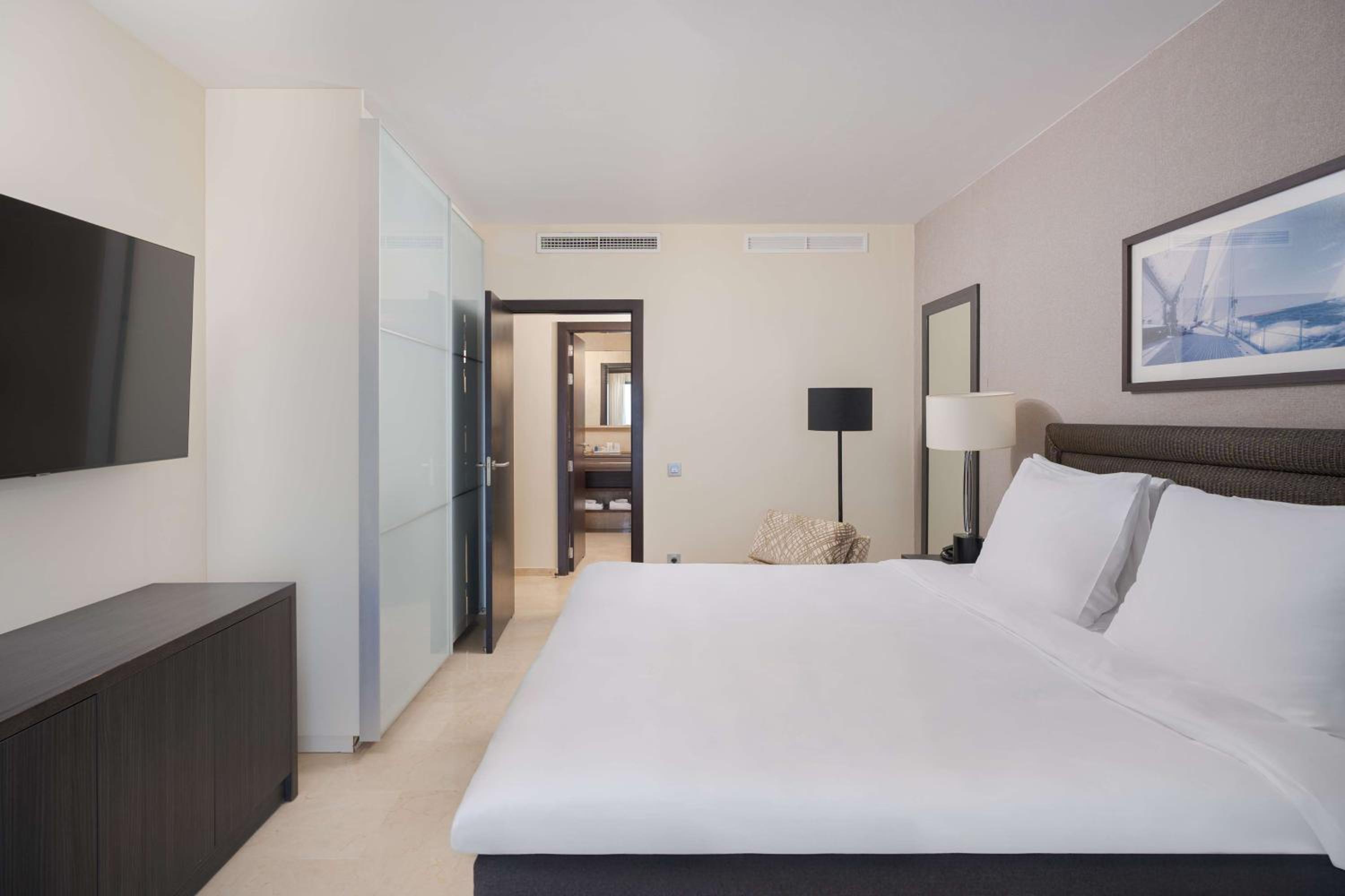 Superior Suite- 1 Bedroom & Sea View - Photo 7