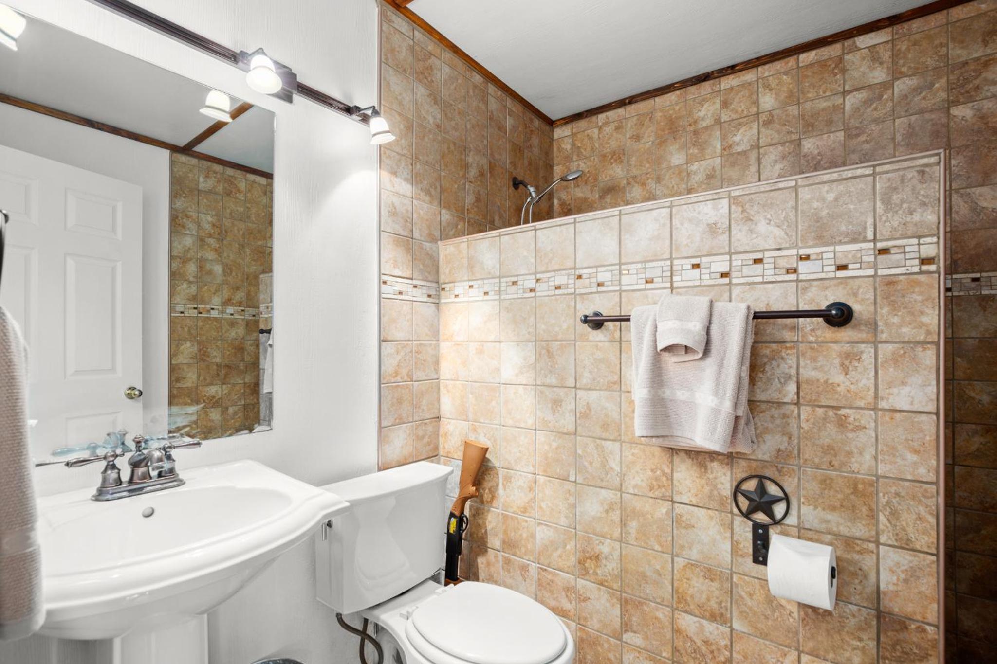 Five-Bedroom House photo 2