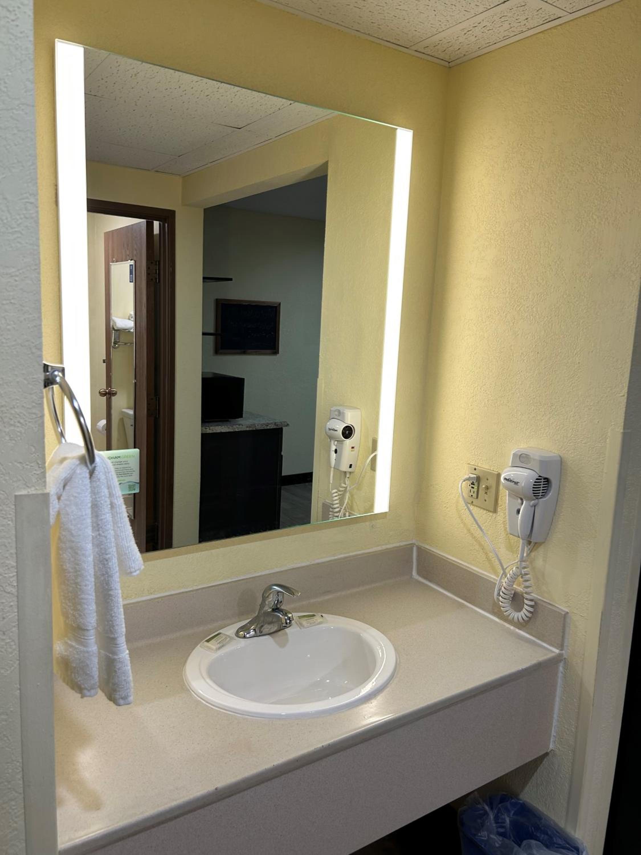 King Room - Non-Smoking - Photo 3