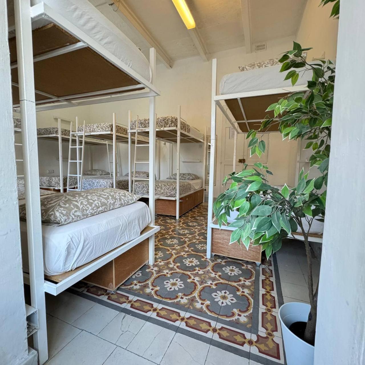 Posto Letto in Dormitorio con 12 Letti