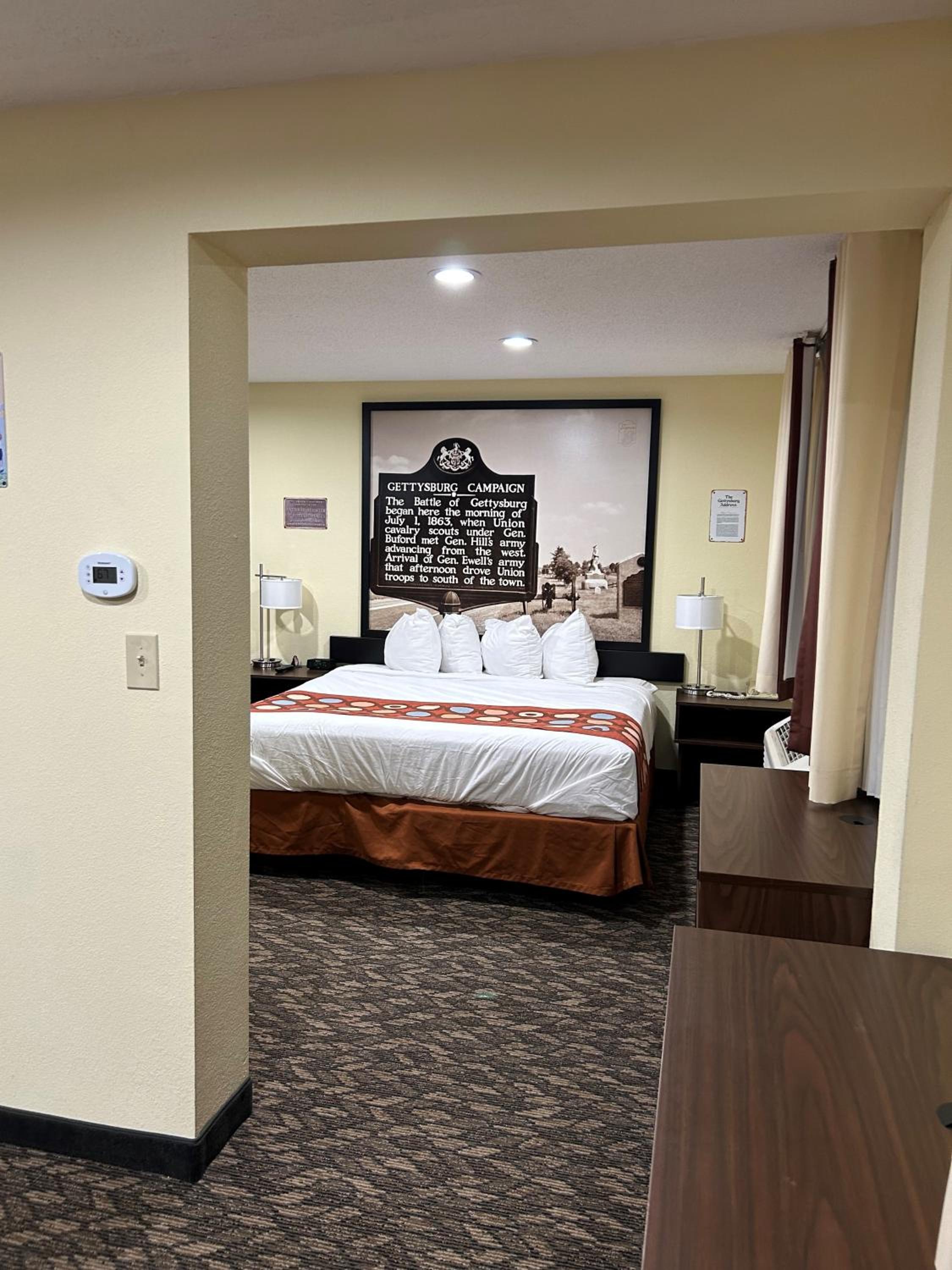 Family Suite with One King and Bunk Bed - Non-Smoking - Photo 3
