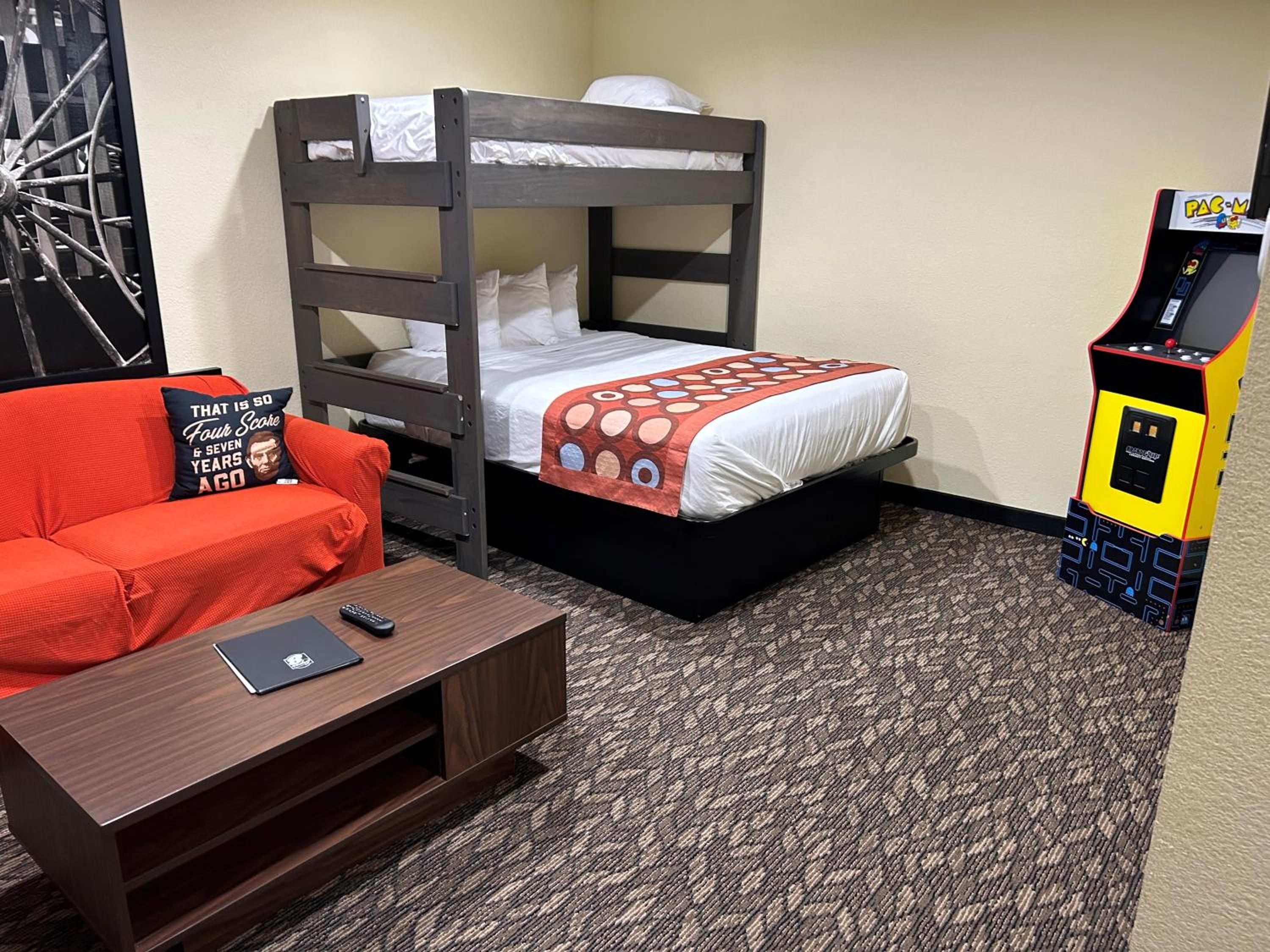 Family Suite with One King and Bunk Bed - Non-Smoking - Photo 2