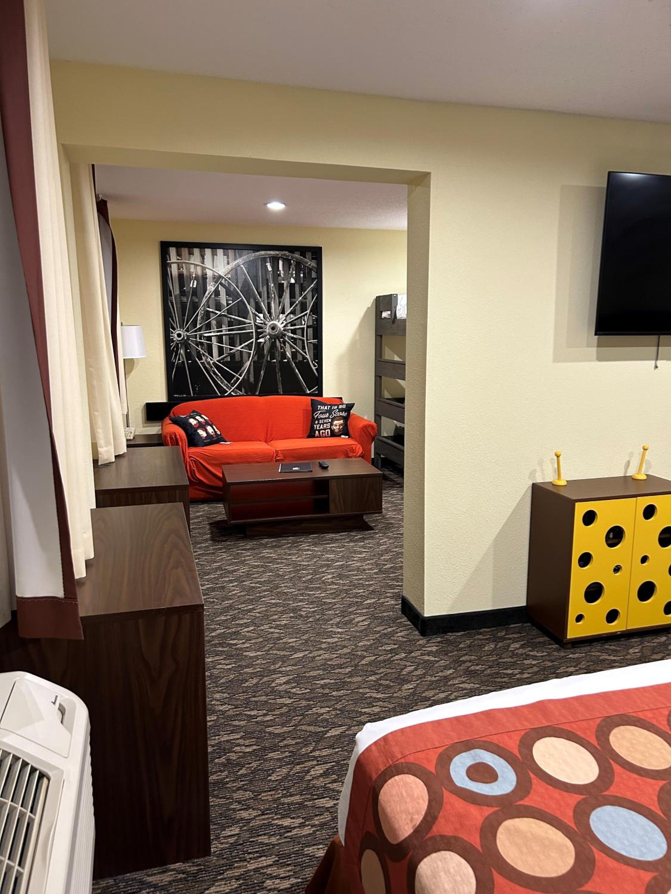 Family Suite with One King and Bunk Bed - Non-Smoking - Photo 4